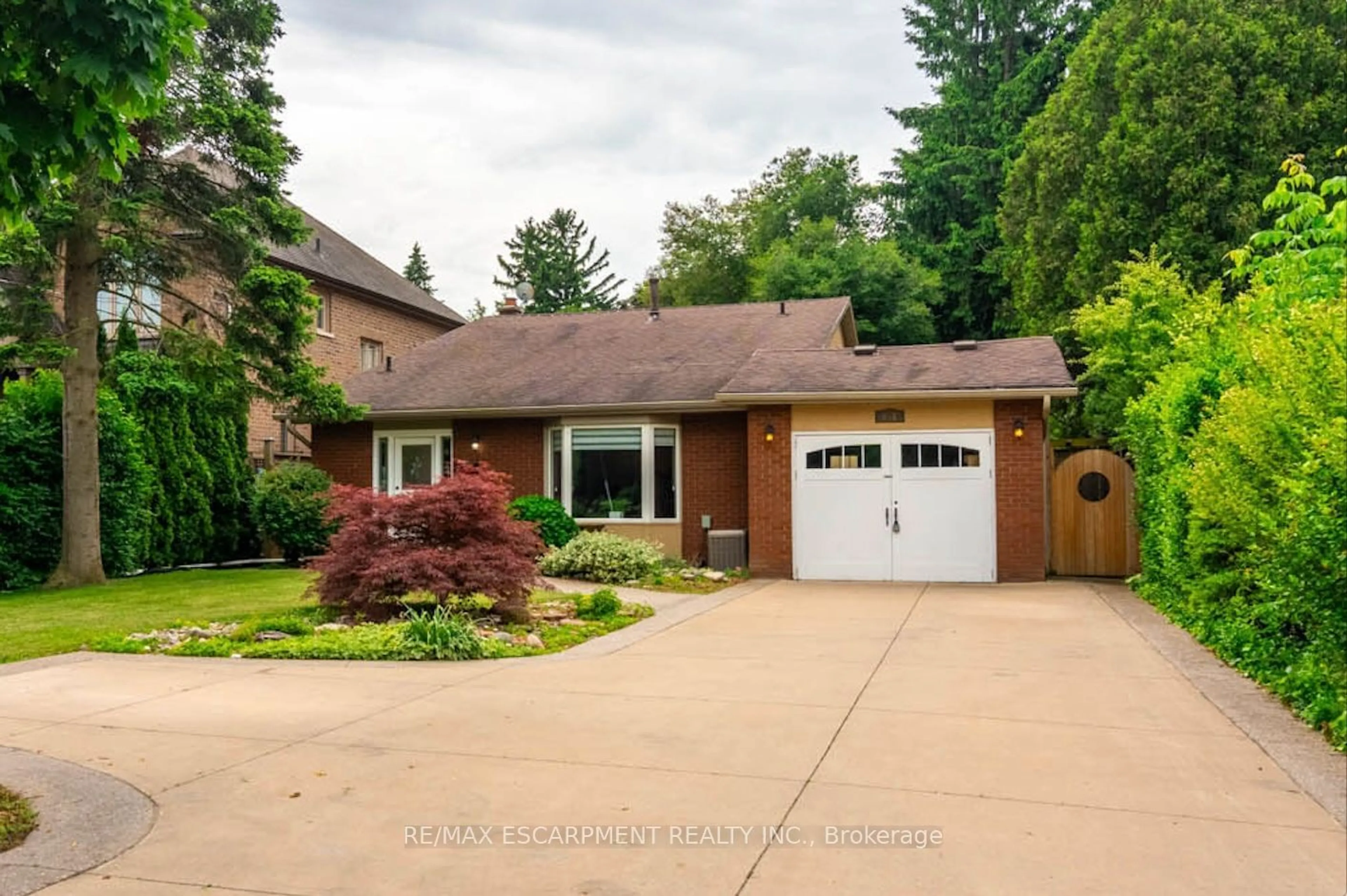 Frontside or backside of a home for 656 King Rd, Burlington Ontario L7T 3K4