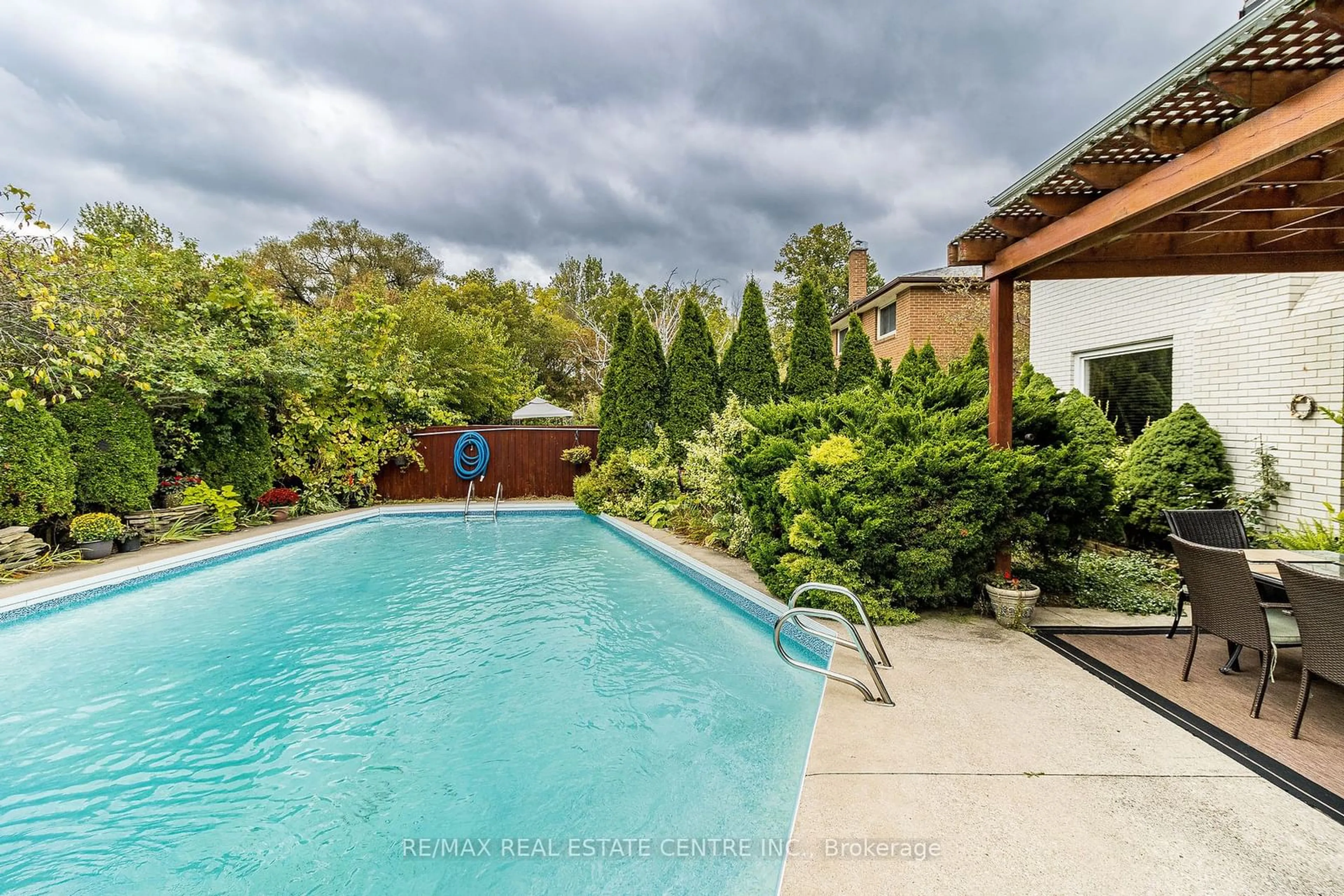 Indoor or outdoor pool for 1230 Bloor St, Mississauga Ontario L4Y 2P1