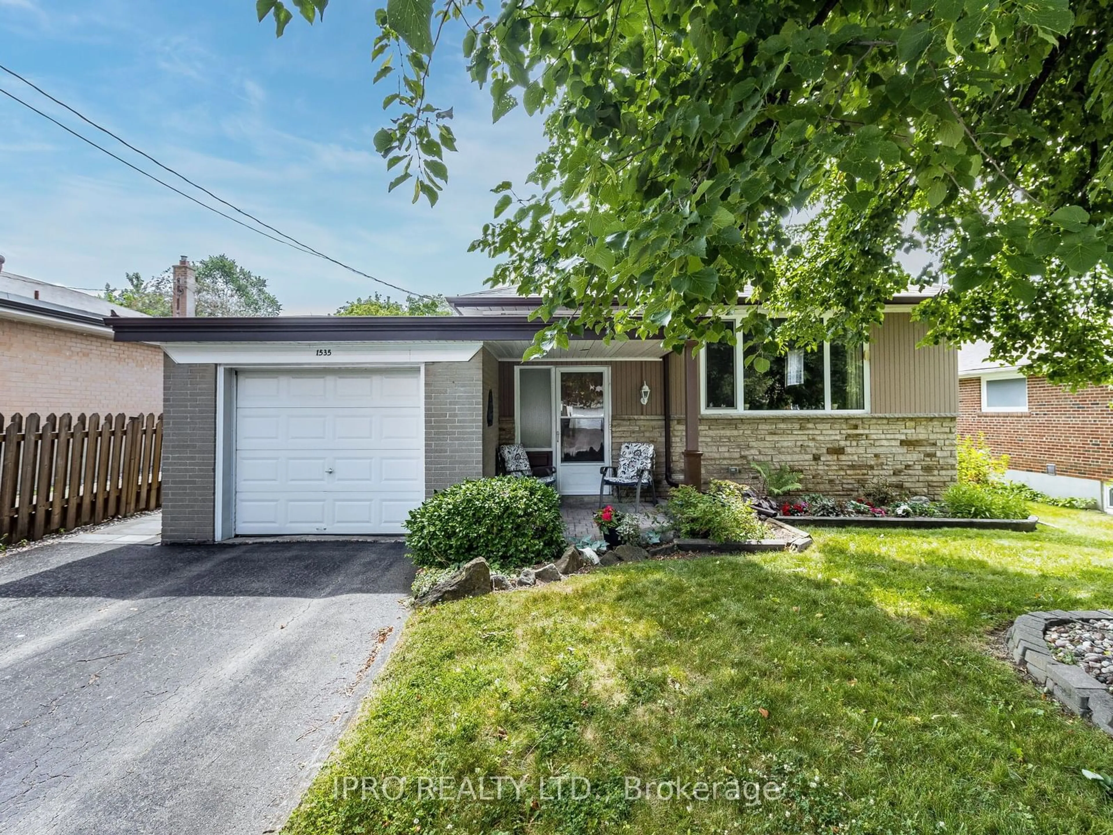 Frontside or backside of a home for 1535 Chalice Cres, Mississauga Ontario L5C 1S2