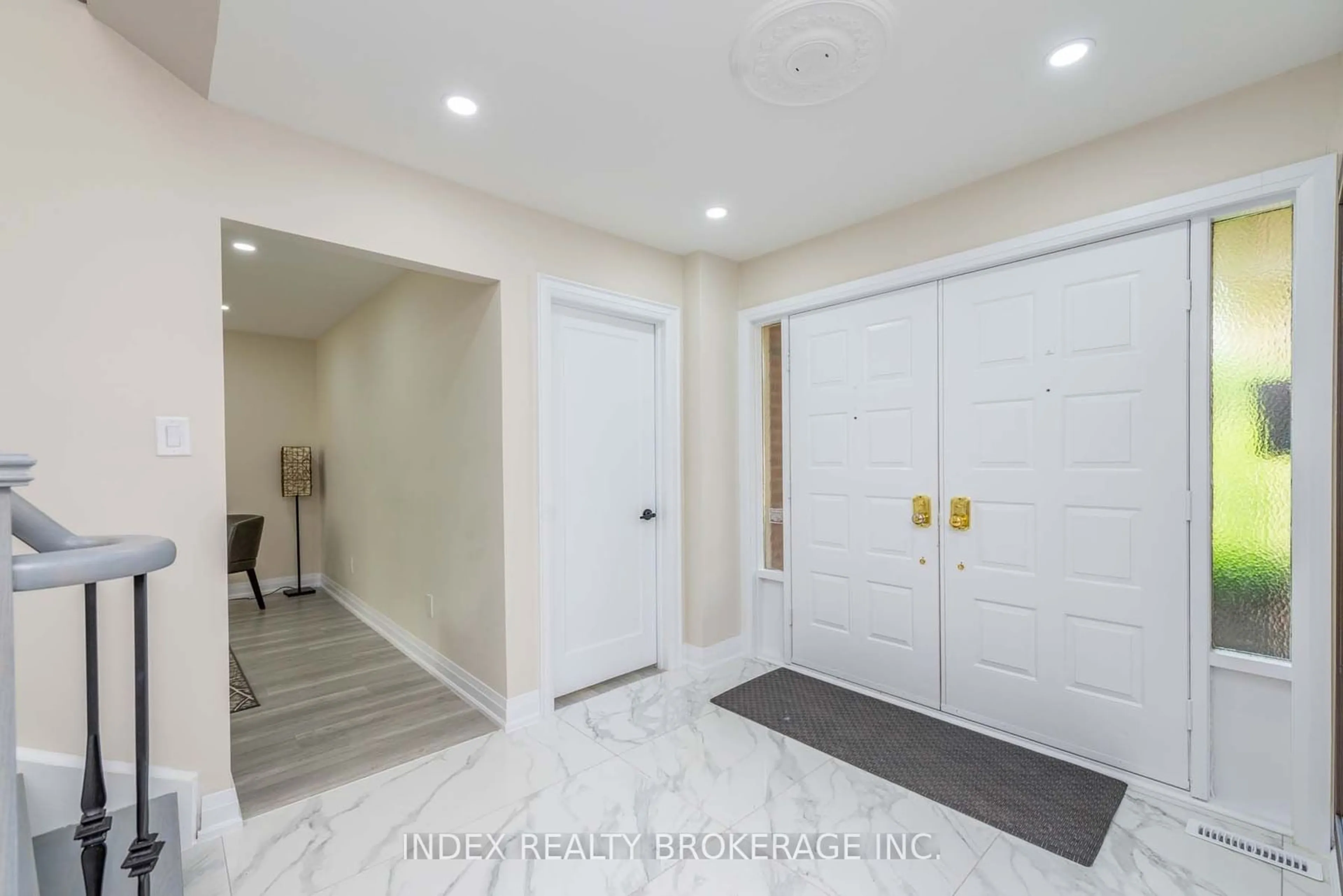 Indoor entryway for 12 Dawnridge Tr, Brampton Ontario L6Z 2A1