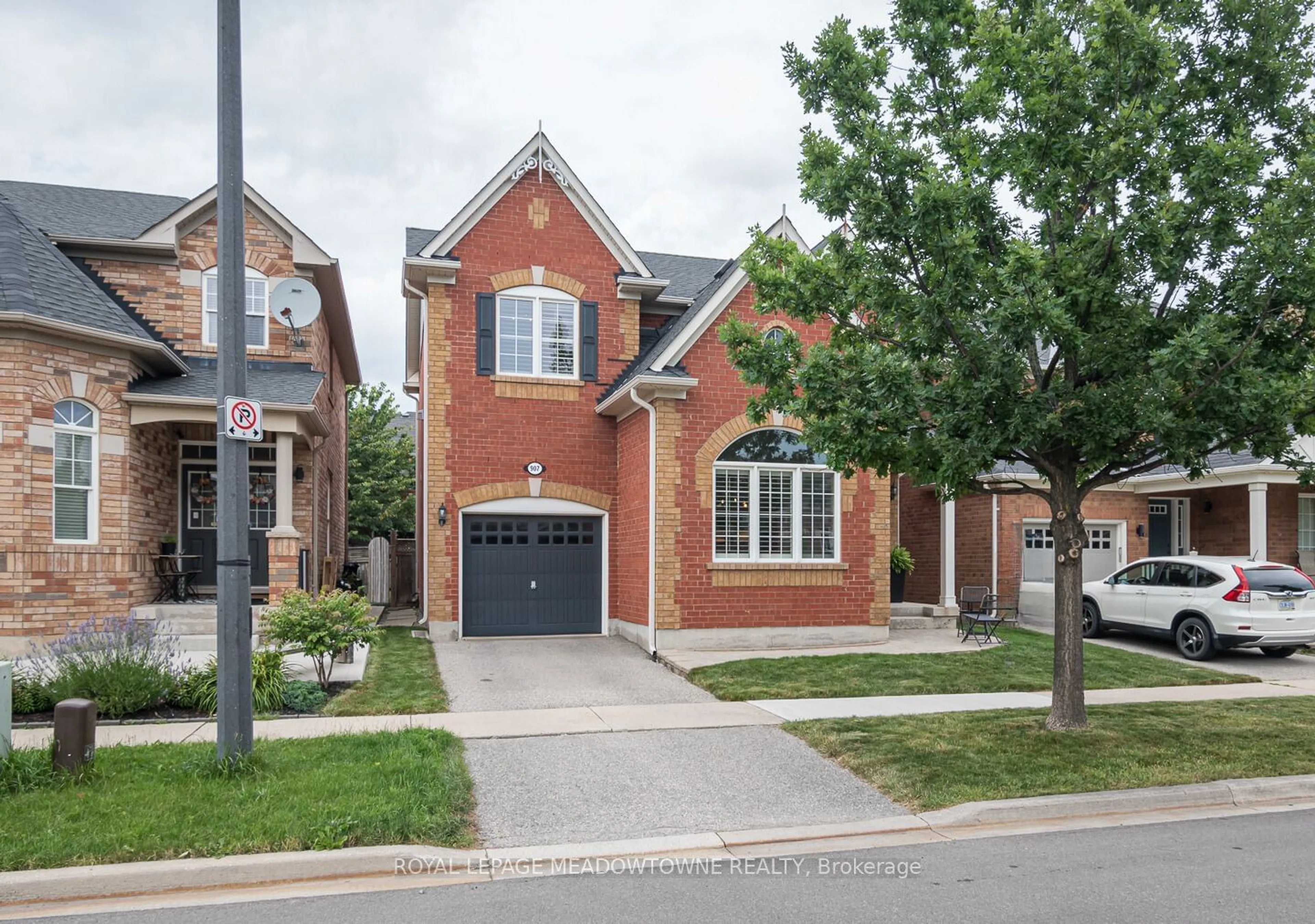 Home with brick exterior material for 907 Vickerman Way, Milton Ontario L9T 0K5