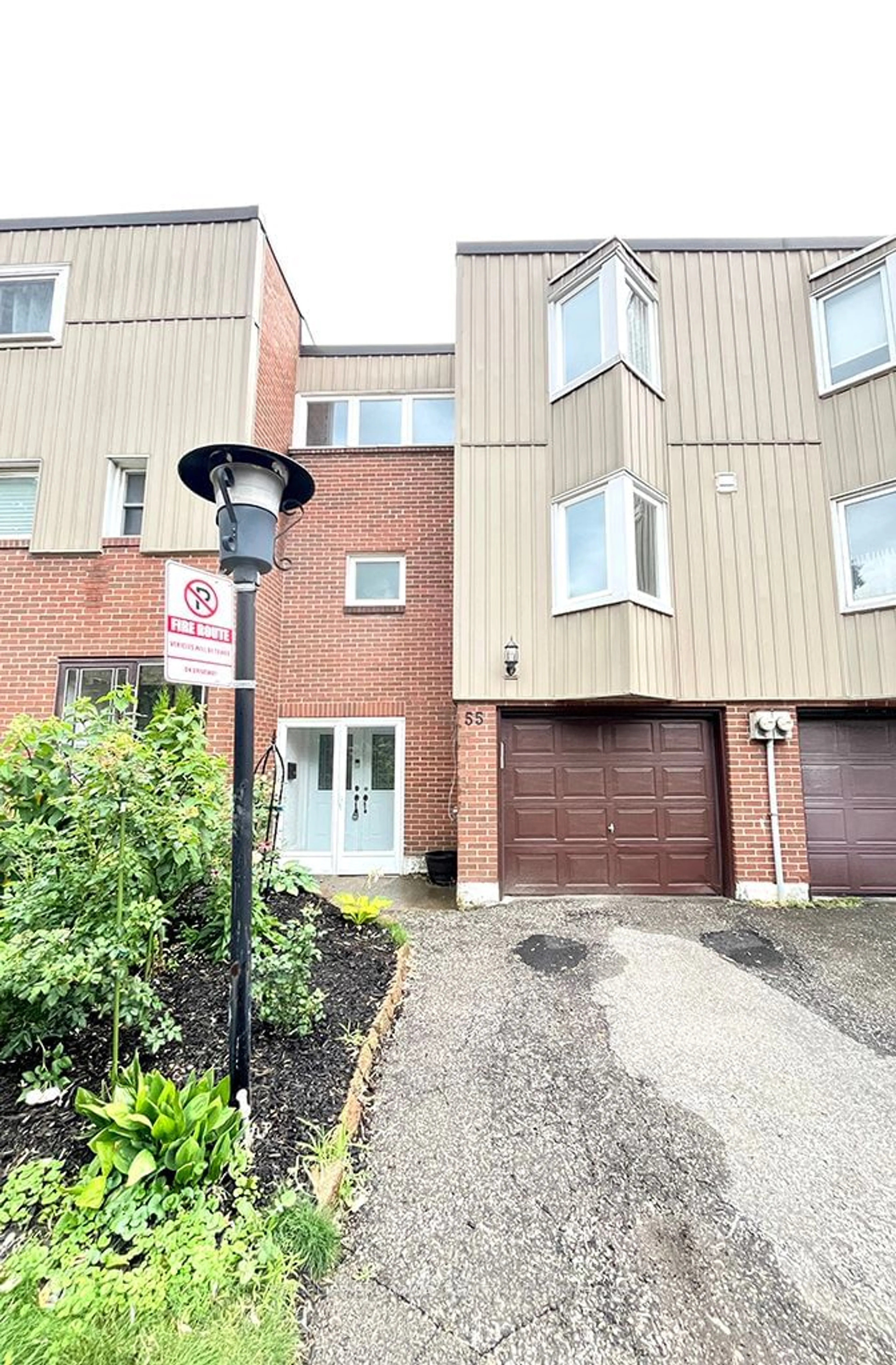 A pic from exterior of the house or condo for 400 Bloor St #55, Mississauga Ontario L5A 3M8