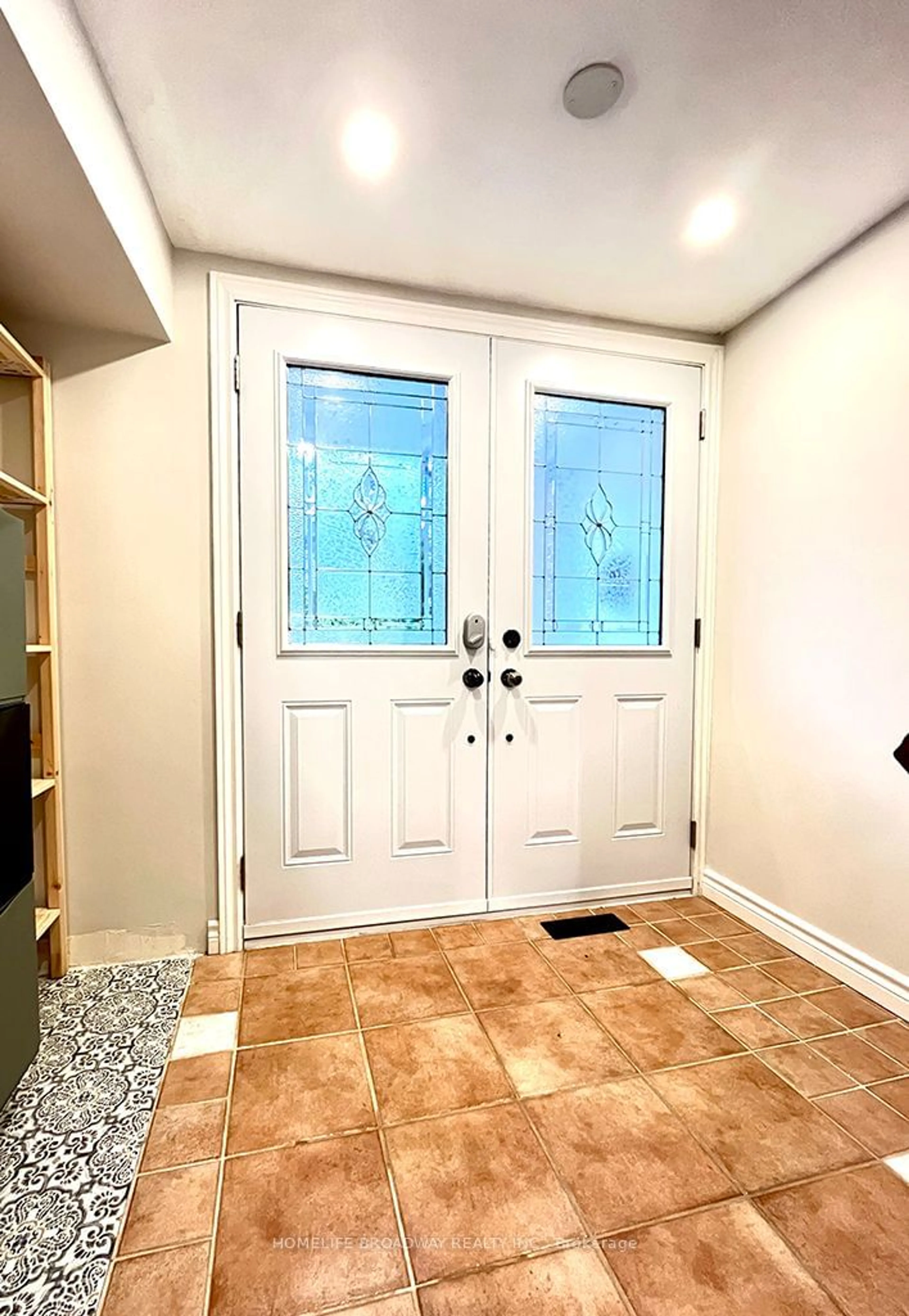 Indoor entryway for 400 Bloor St #55, Mississauga Ontario L5A 3M8