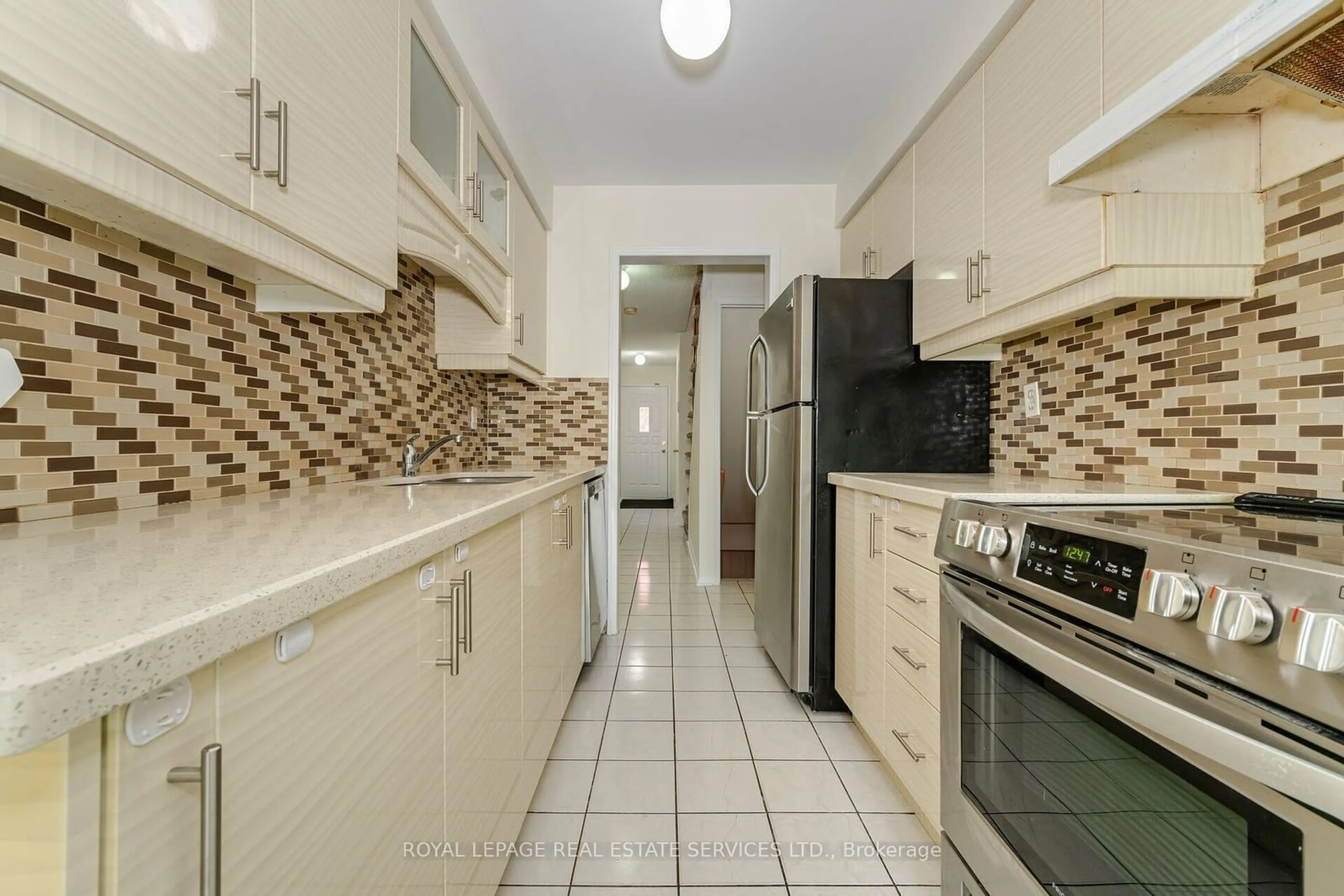 Standard kitchen for 550 Steddick Crt #31, Mississauga Ontario L5R 3S8