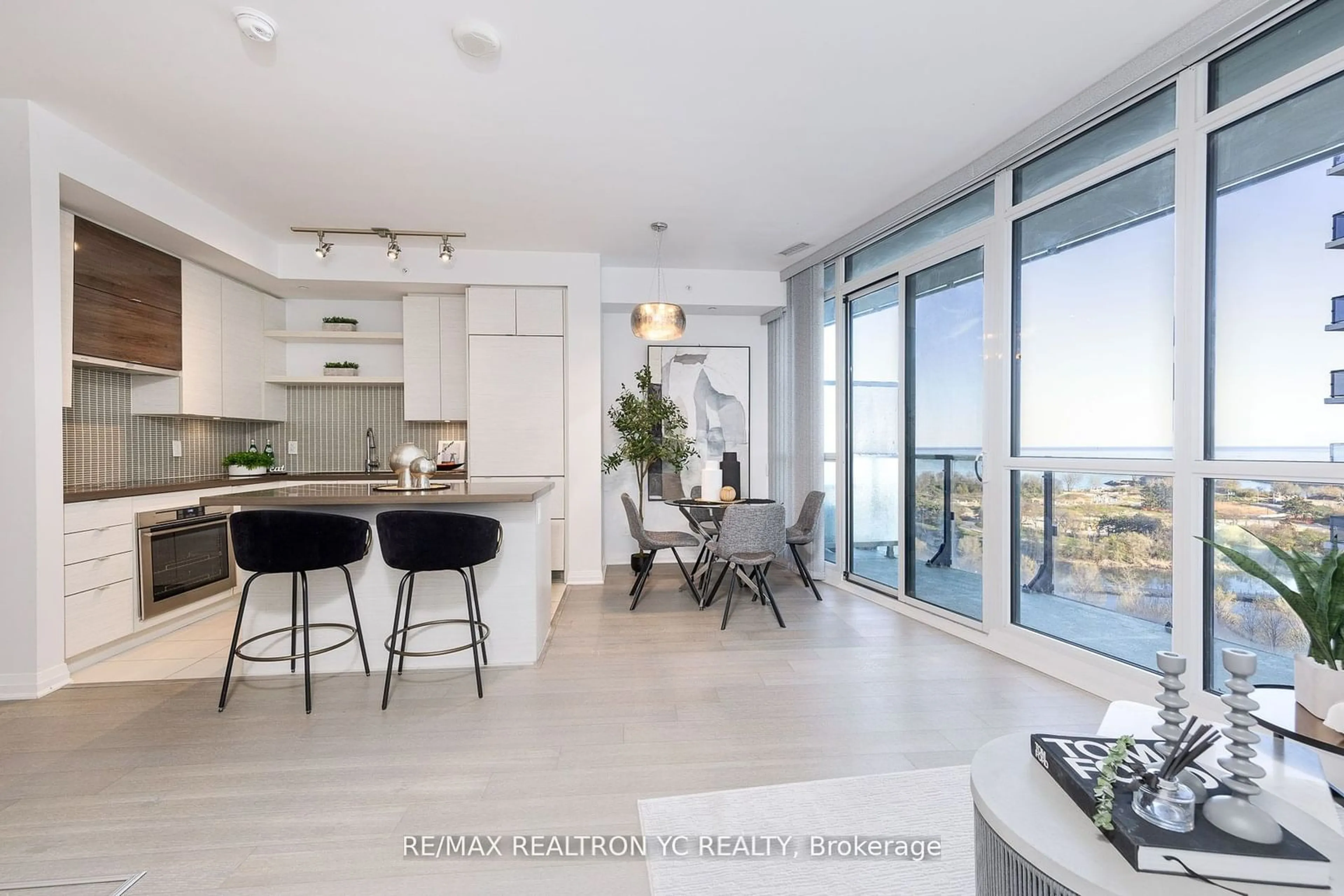 Contemporary kitchen for 59 Annie Craig Dr #1005, Toronto Ontario M8V 0C4