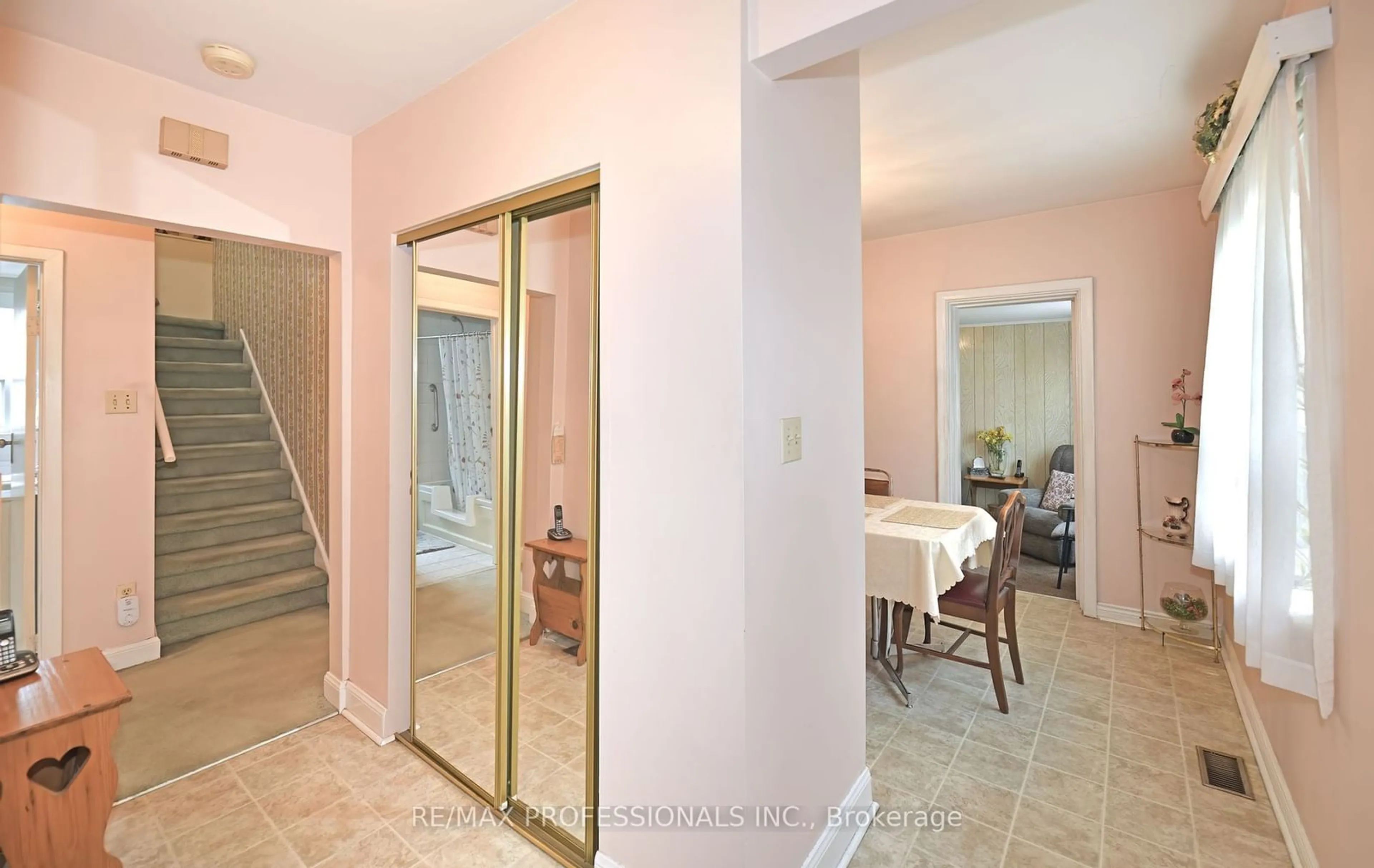 Indoor foyer for 137 Rathburn Rd, Toronto Ontario M9B 2K9