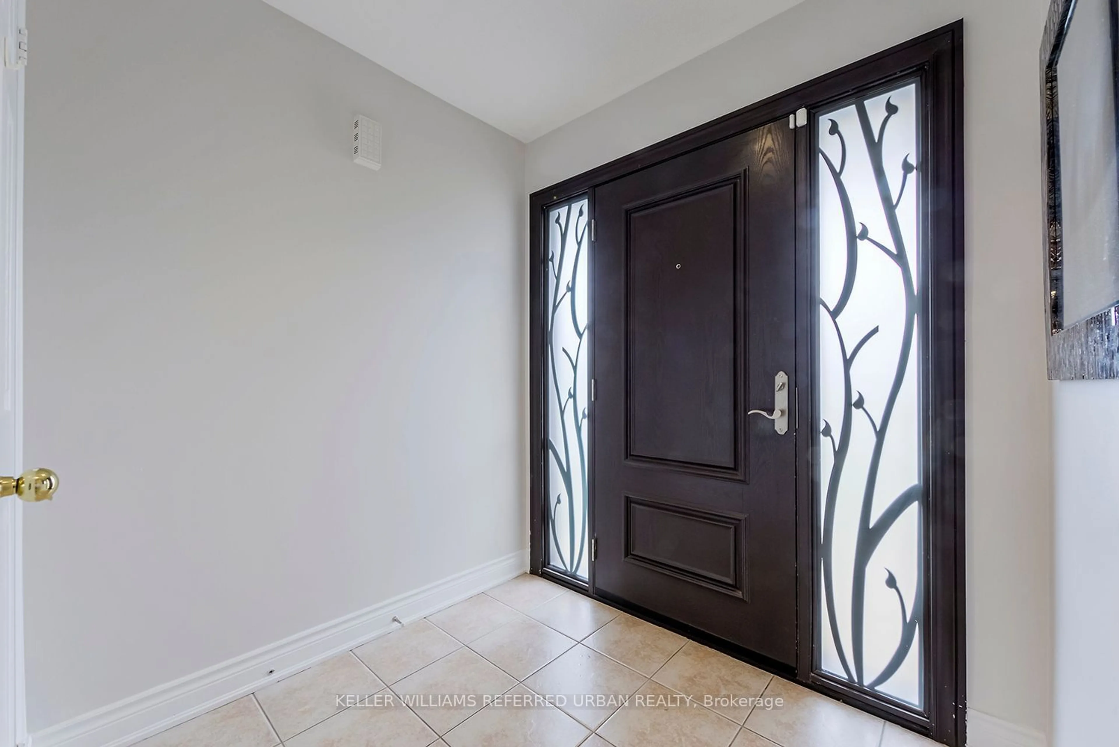 Indoor entryway for 1060 Galesway Blvd, Mississauga Ontario L5V 2N7
