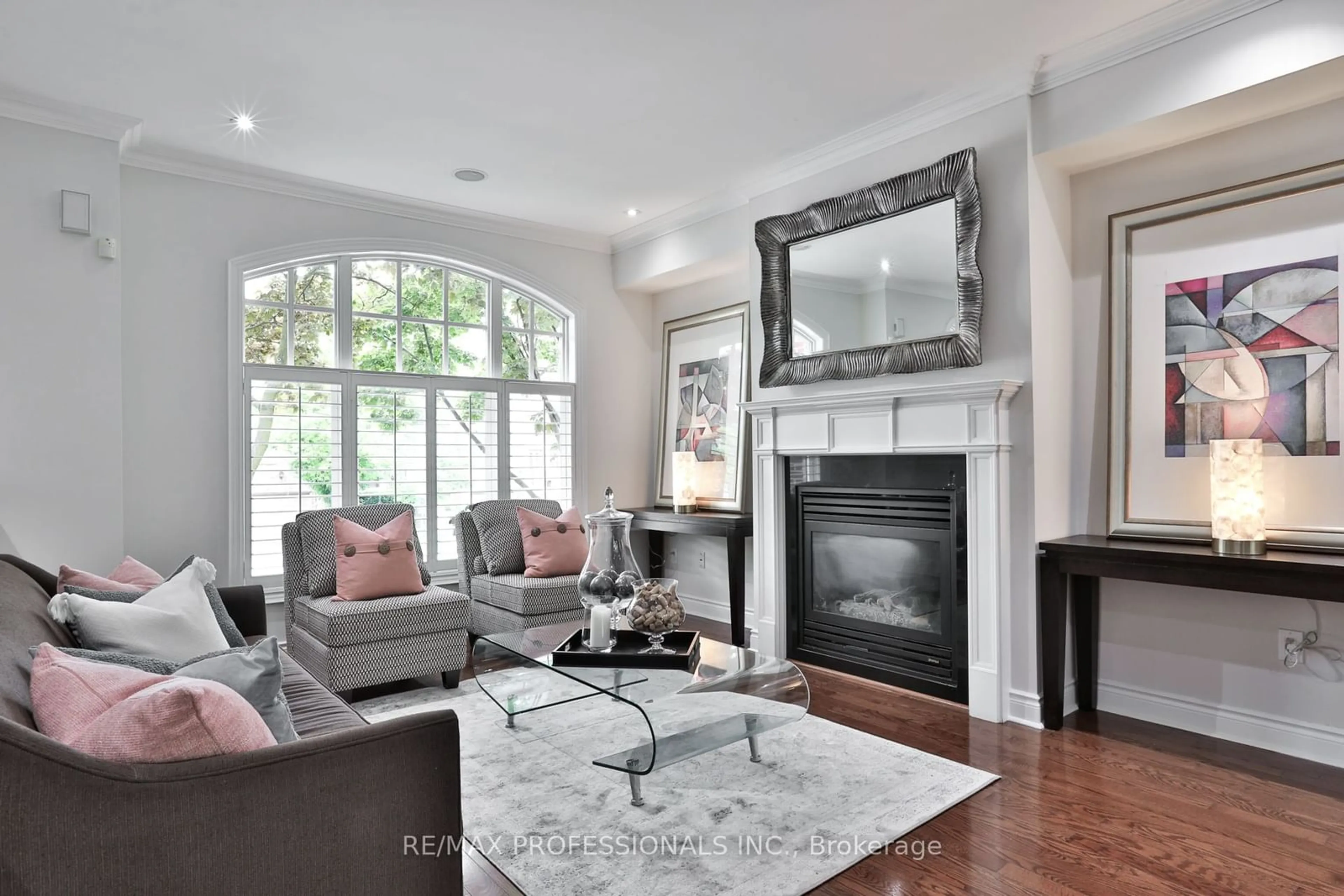 Living room for 9 Beaverdale Rd, Toronto Ontario M8Y 1H5