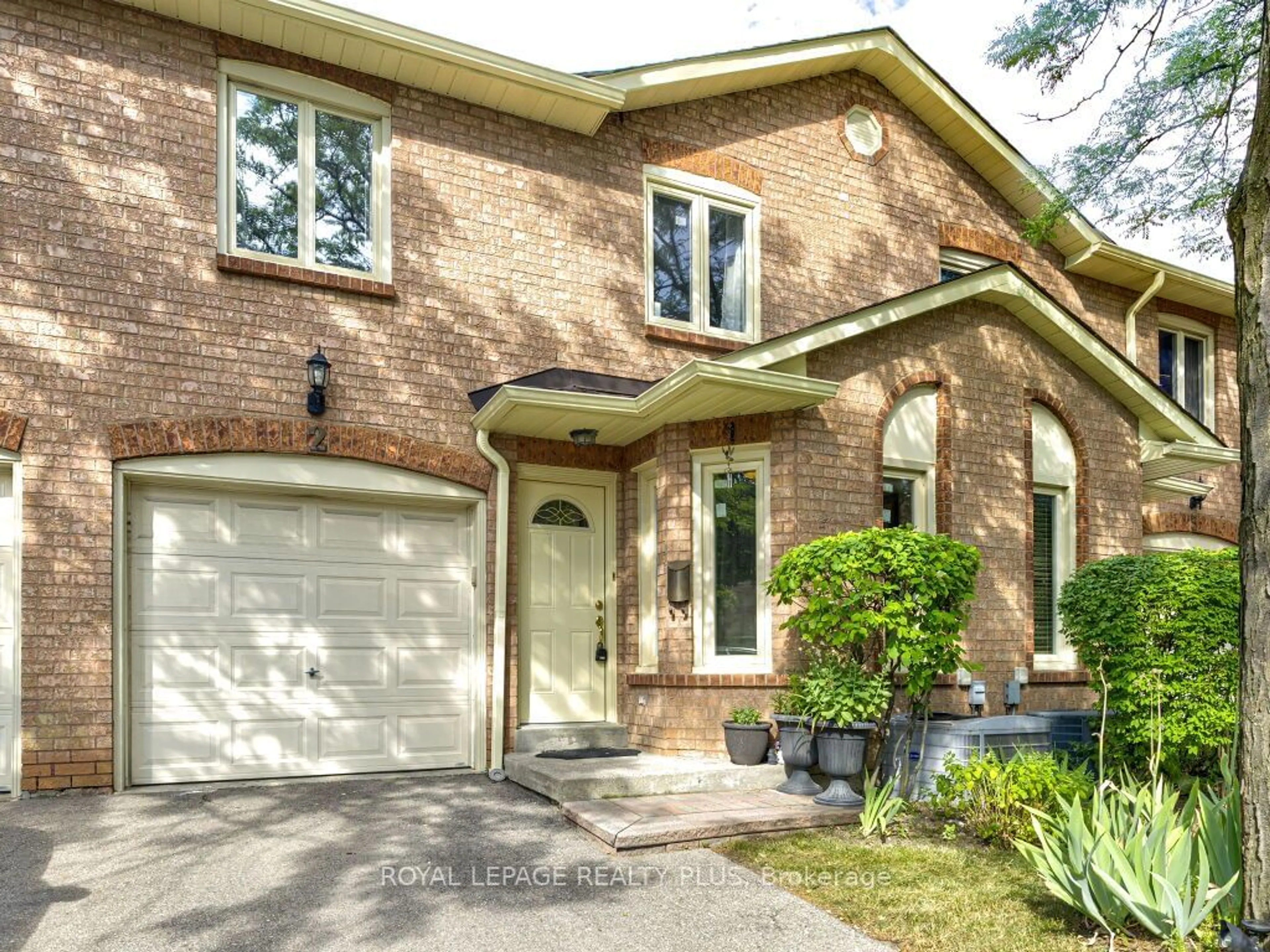 Home with brick exterior material for 5020 Delaware Dr #2, Mississauga Ontario L4X 3C5