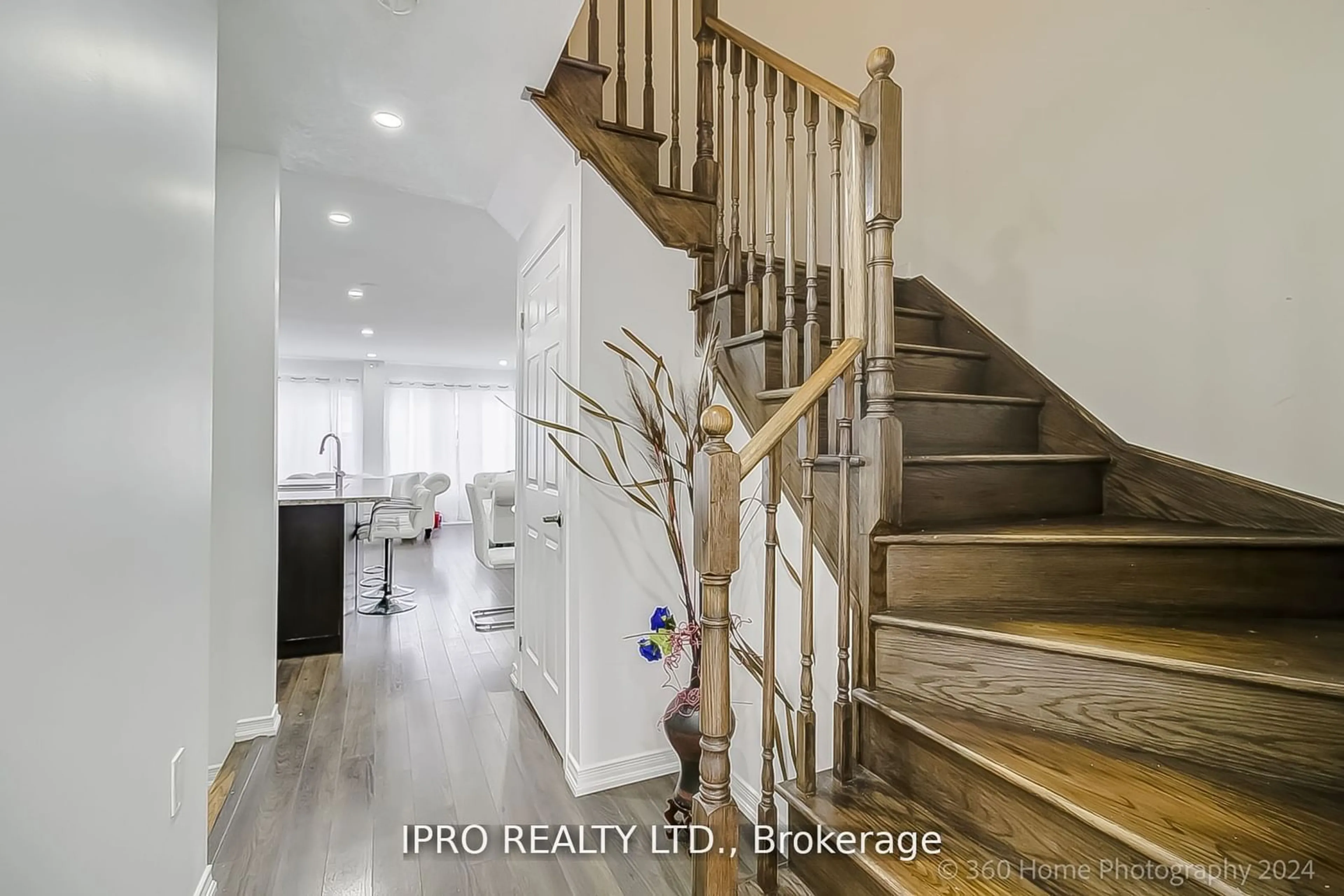 Indoor entryway for 7 Hoover Rd, Brampton Ontario L7A 4L2