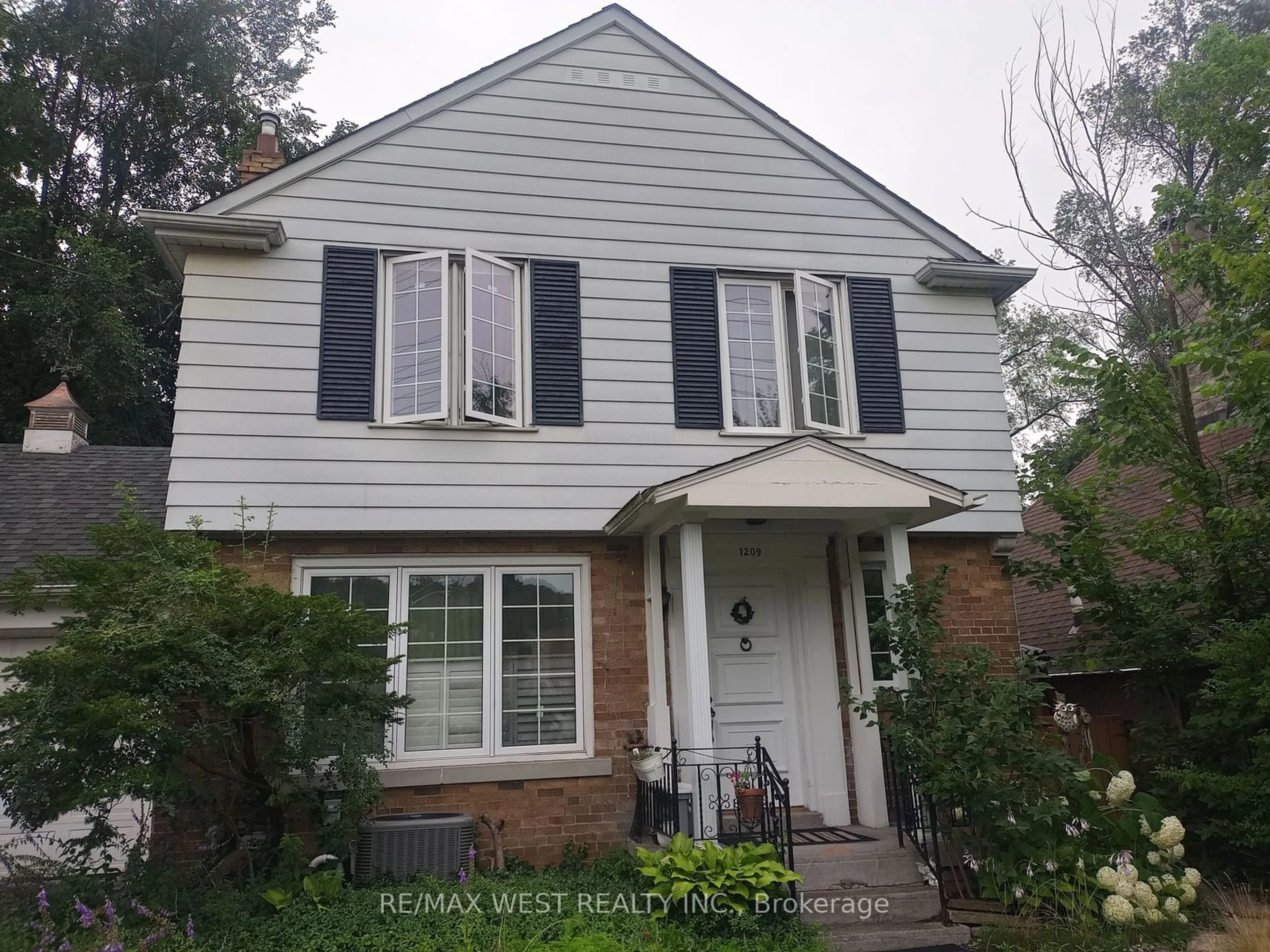 Outside view for 1209 Royal York Rd, Toronto Ontario M9A 4B5