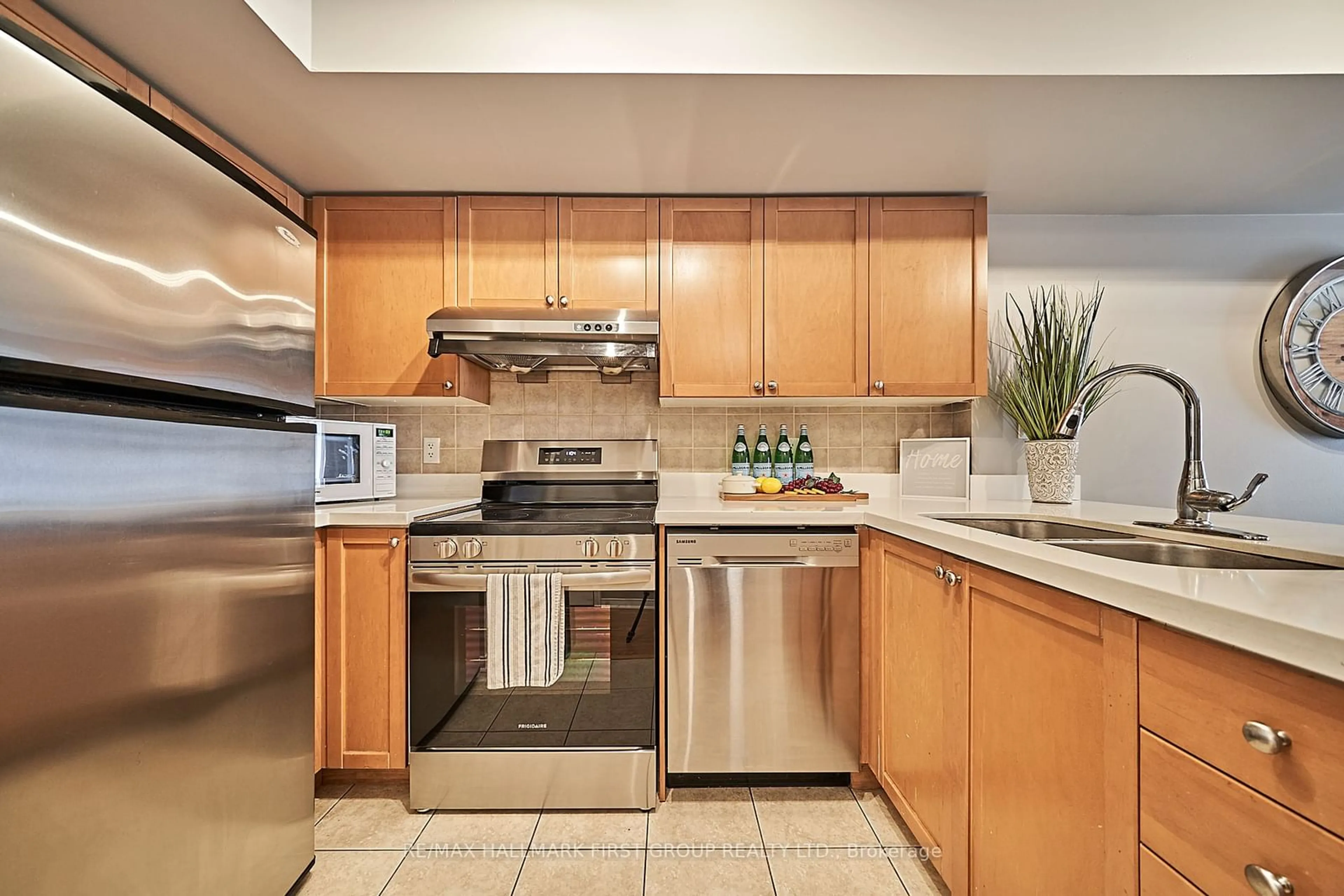 Standard kitchen for 41 Foundry Ave #41, Toronto Ontario M6H 4K7