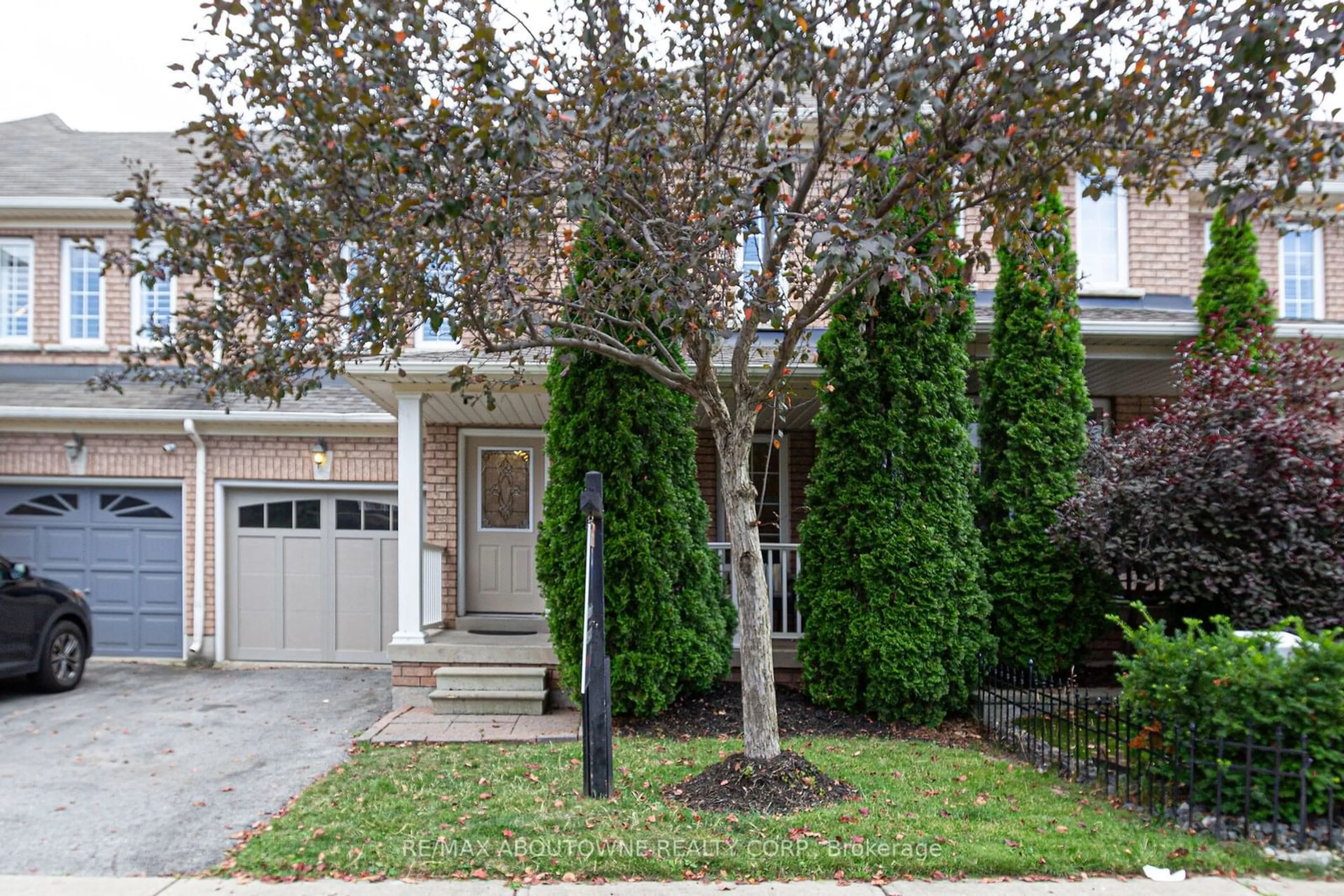 Frontside or backside of a home for 2292 Saddlecreek Cres, Oakville Ontario L6M 5J6