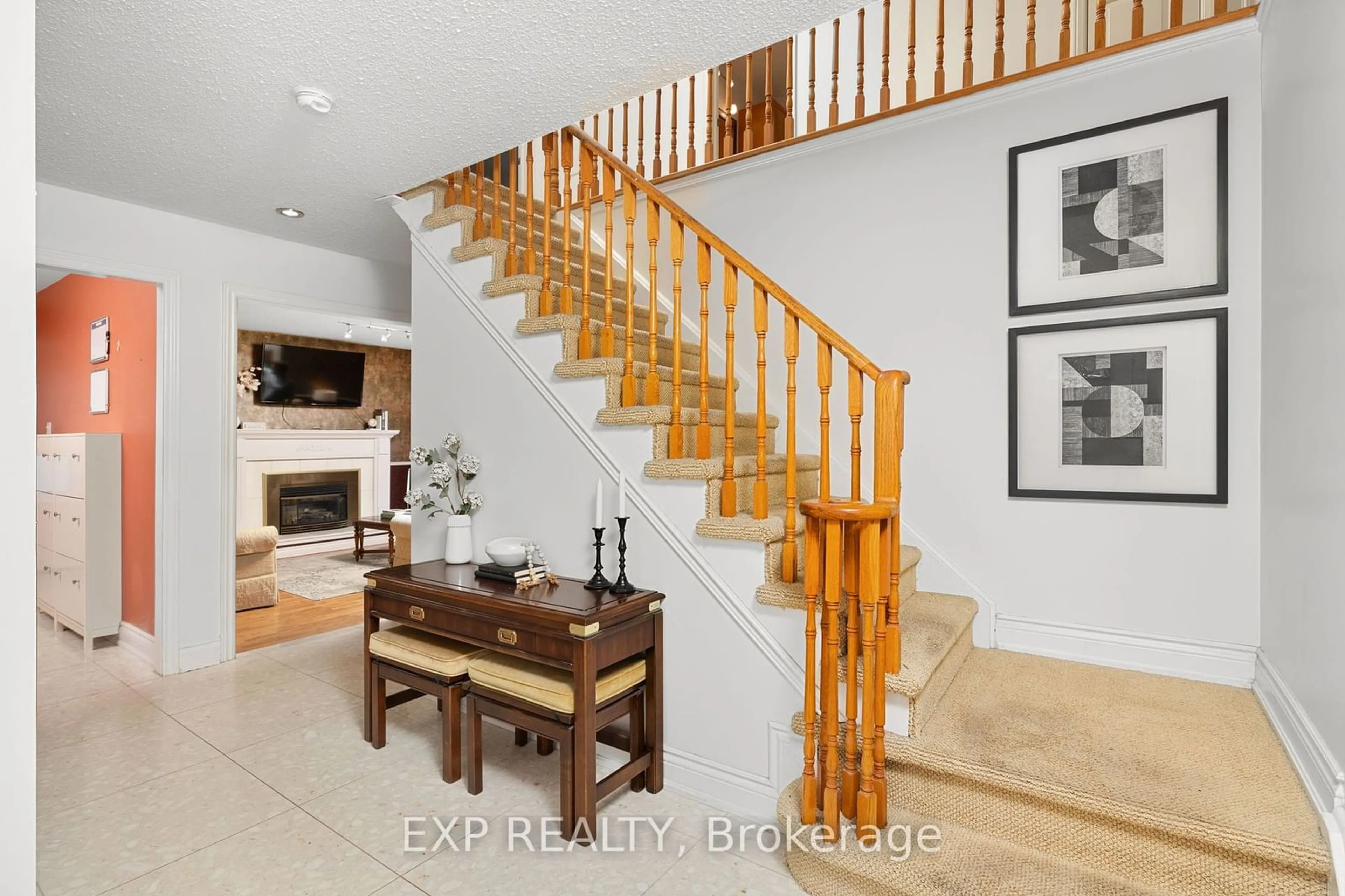 Indoor entryway for 981 Valdese Dr, Mississauga Ontario L5C 2Z5