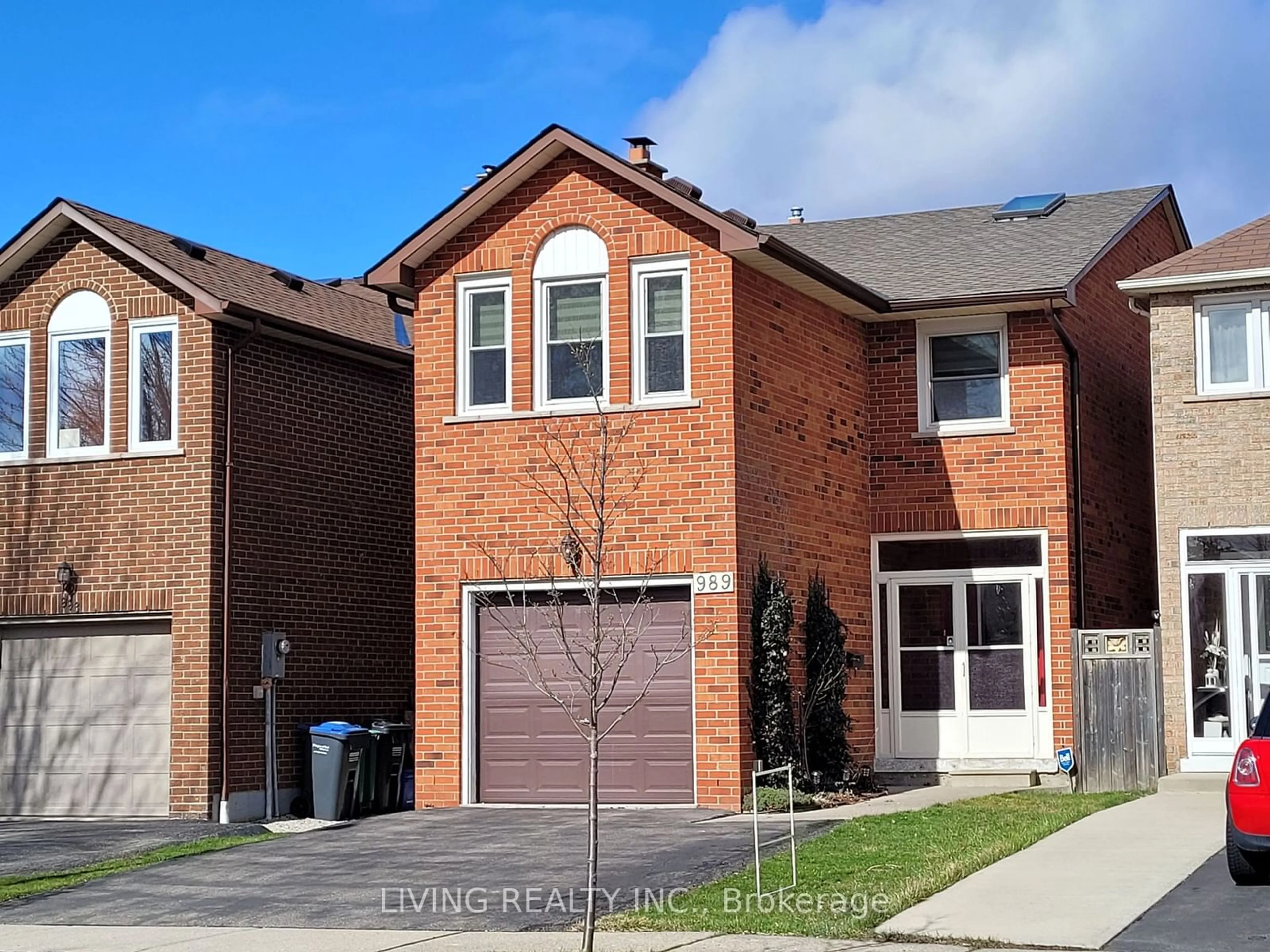 Home with brick exterior material for 989 Whispering Wood Dr, Mississauga Ontario L5C 3Z1