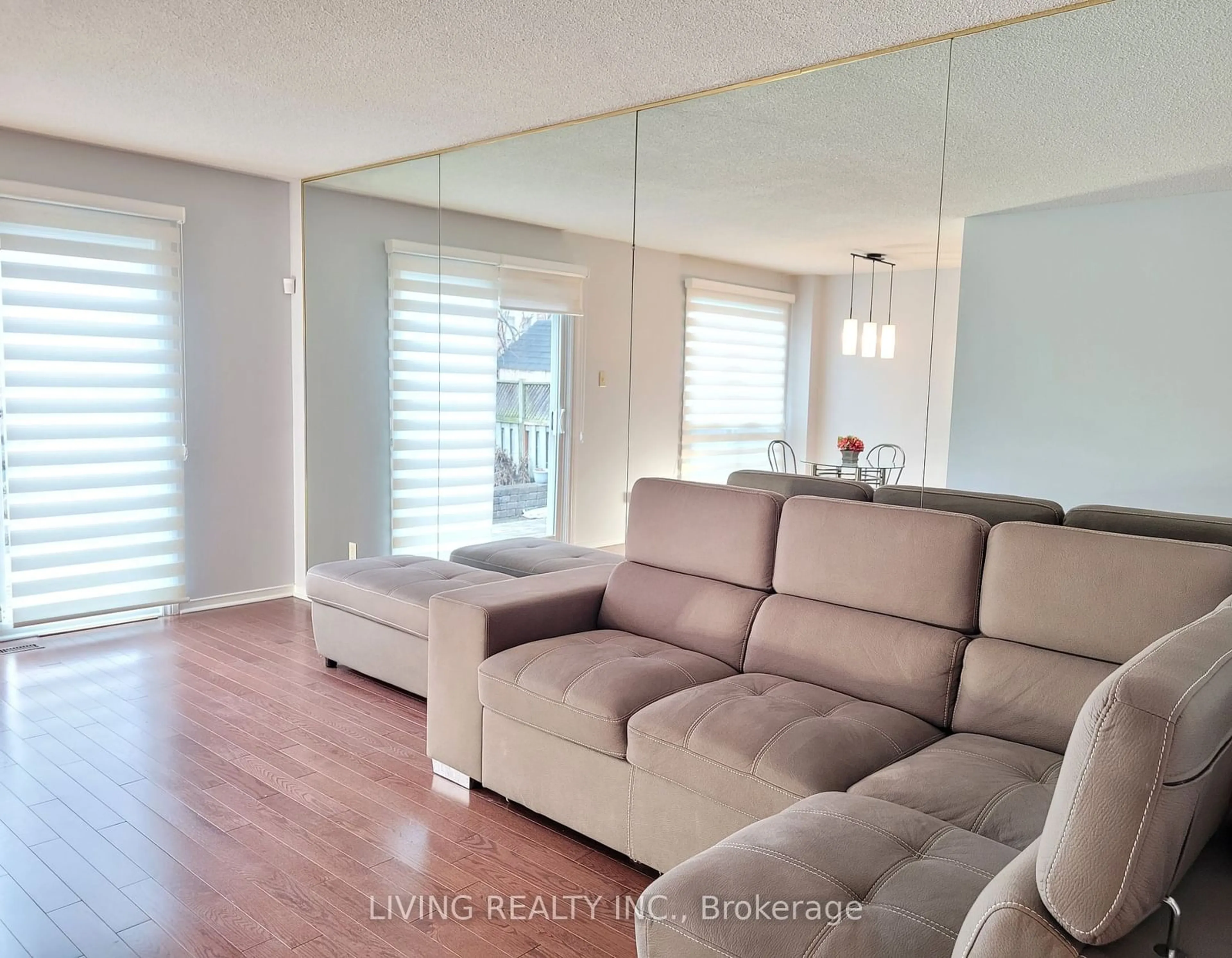 Living room for 989 Whispering Wood Dr, Mississauga Ontario L5C 3Z1