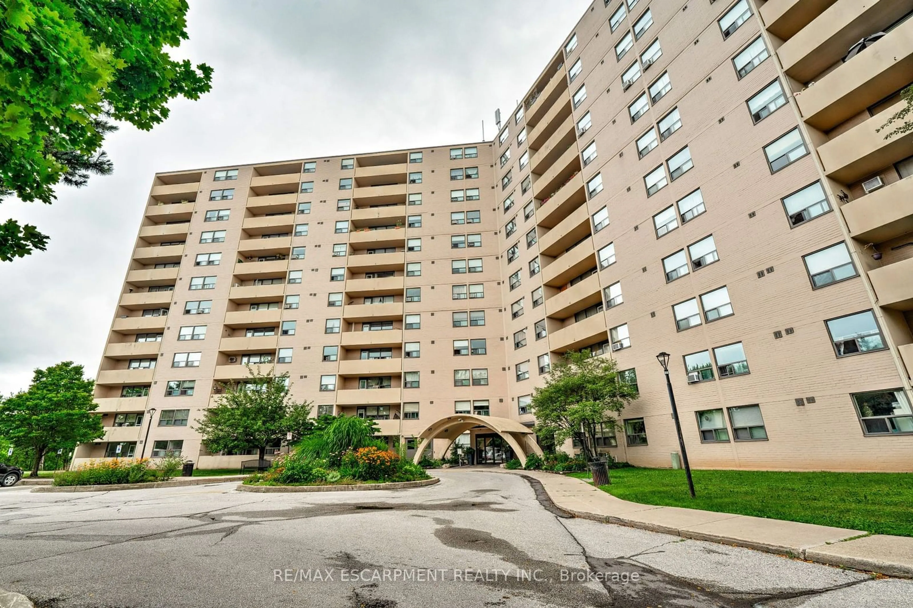 A pic from exterior of the house or condo for 700 Dynes Rd #1214, Burlington Ontario L7N 3M2