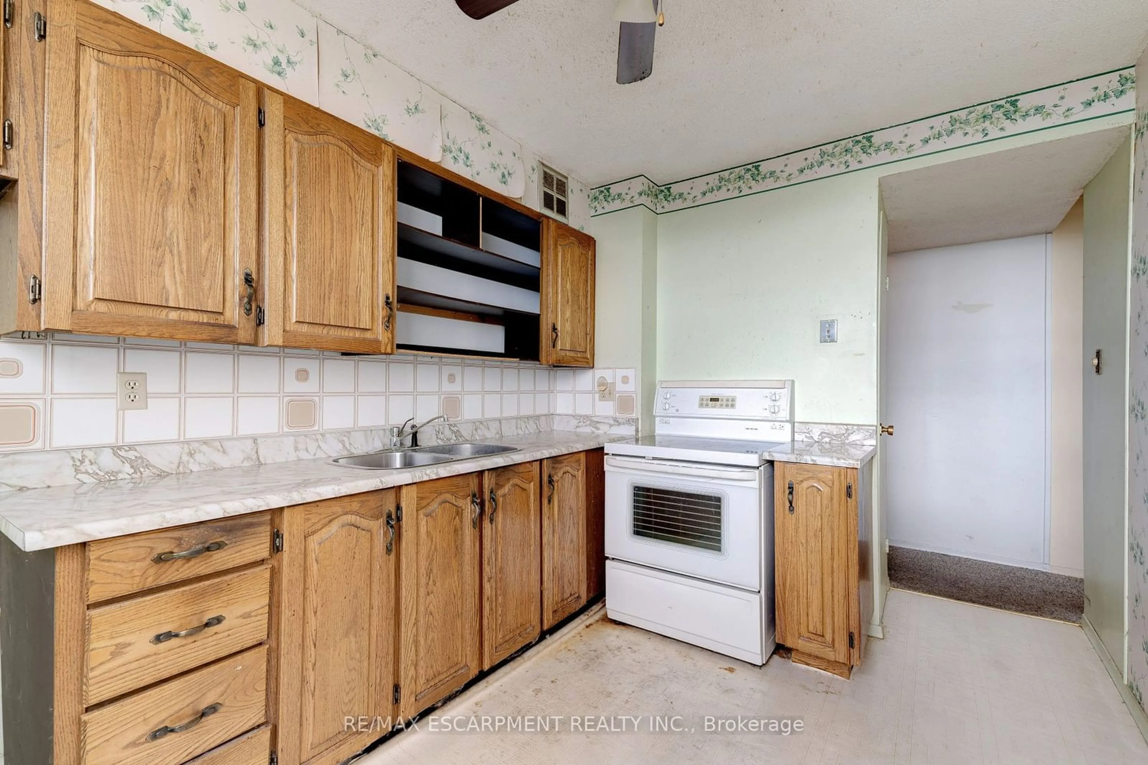 Standard kitchen for 700 Dynes Rd #1214, Burlington Ontario L7N 3M2