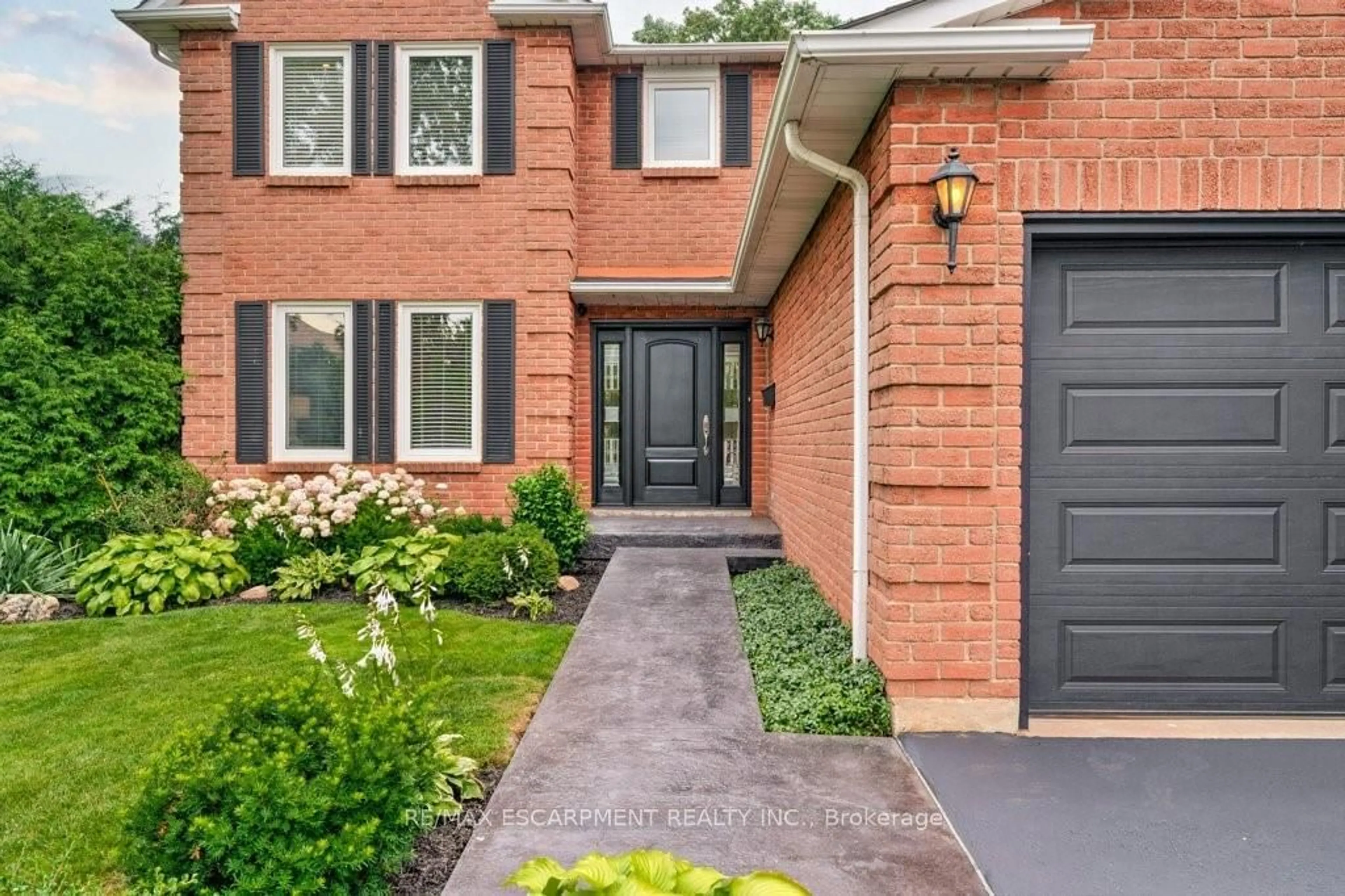 Home with brick exterior material for 2182 Maplewood Dr, Burlington Ontario L7R 2C5