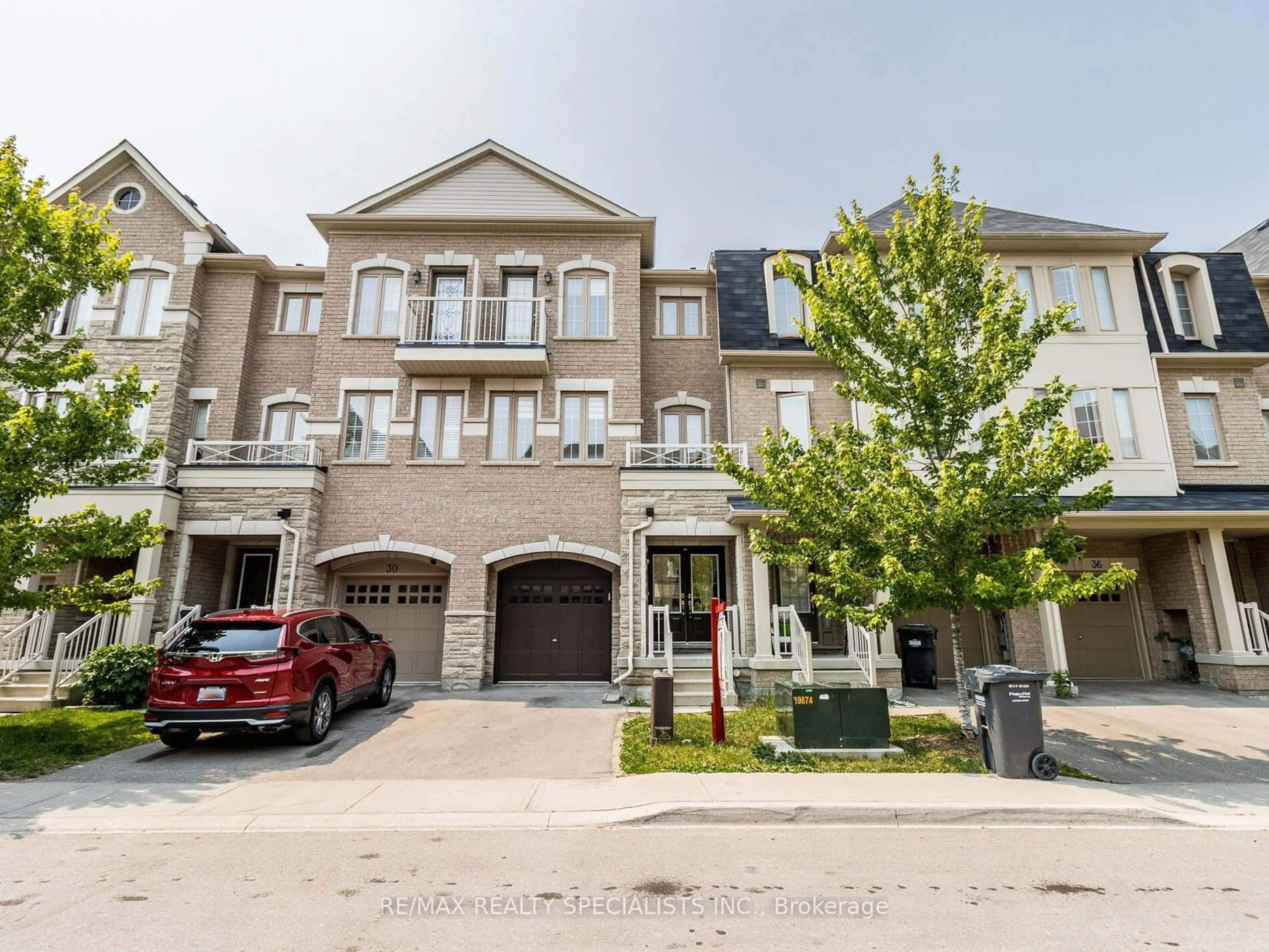 A pic from exterior of the house or condo for 32 Kayak Hts, Brampton Ontario L6Z 0B4