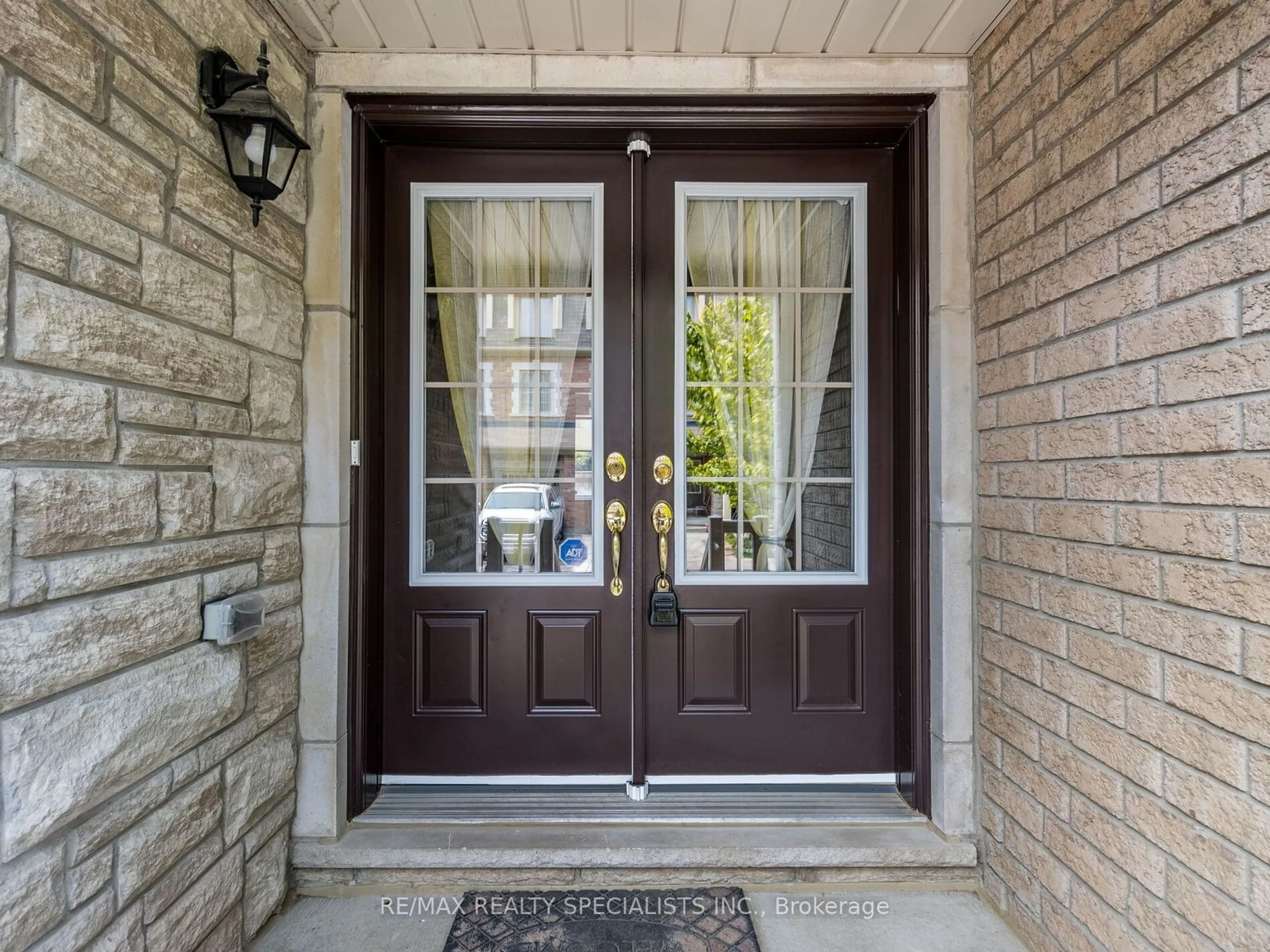 Indoor entryway for 32 Kayak Hts, Brampton Ontario L6Z 0B4