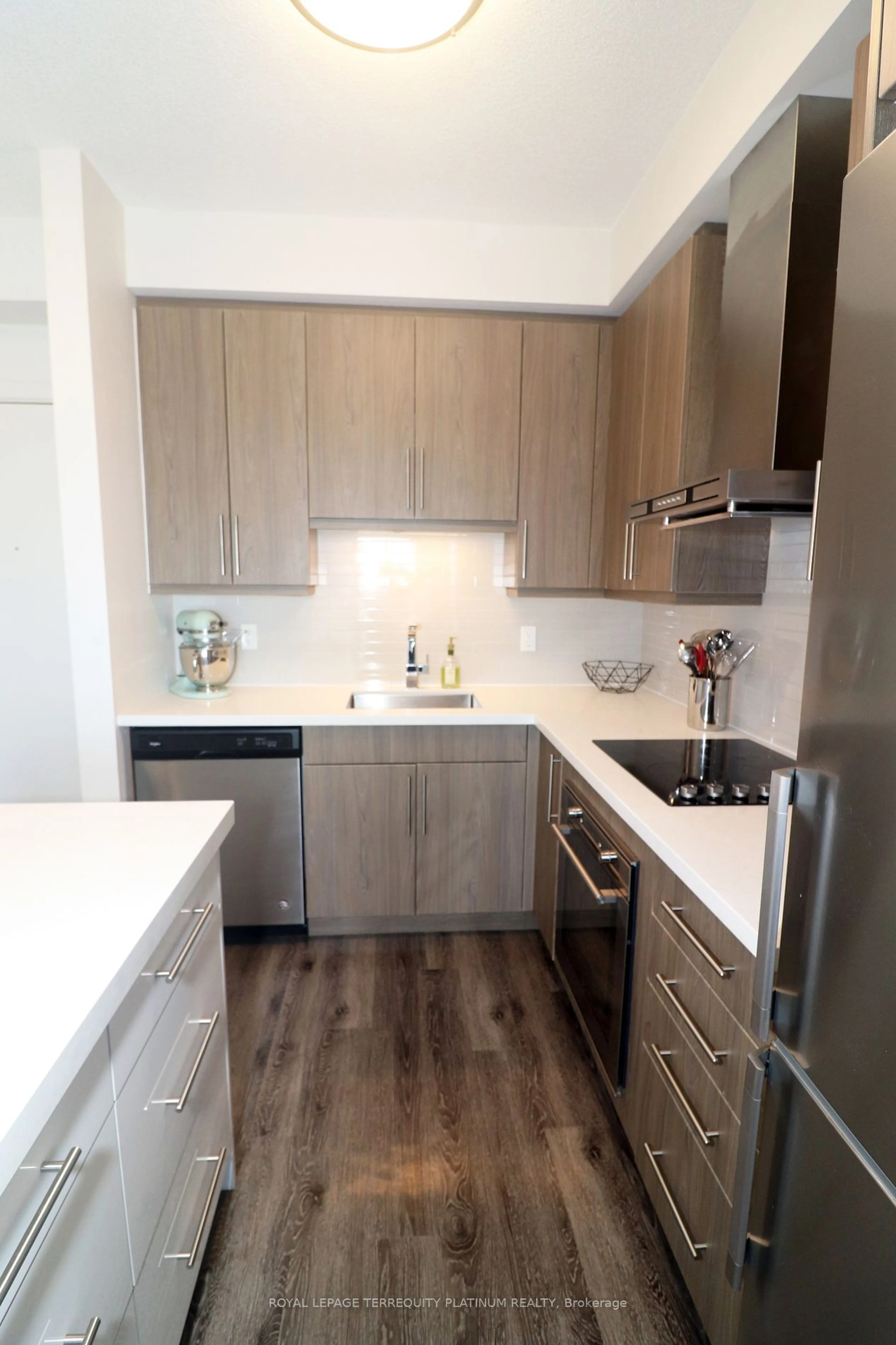 Contemporary kitchen for 2087 Fairview St #2005, Burlington Ontario L7R 2C8