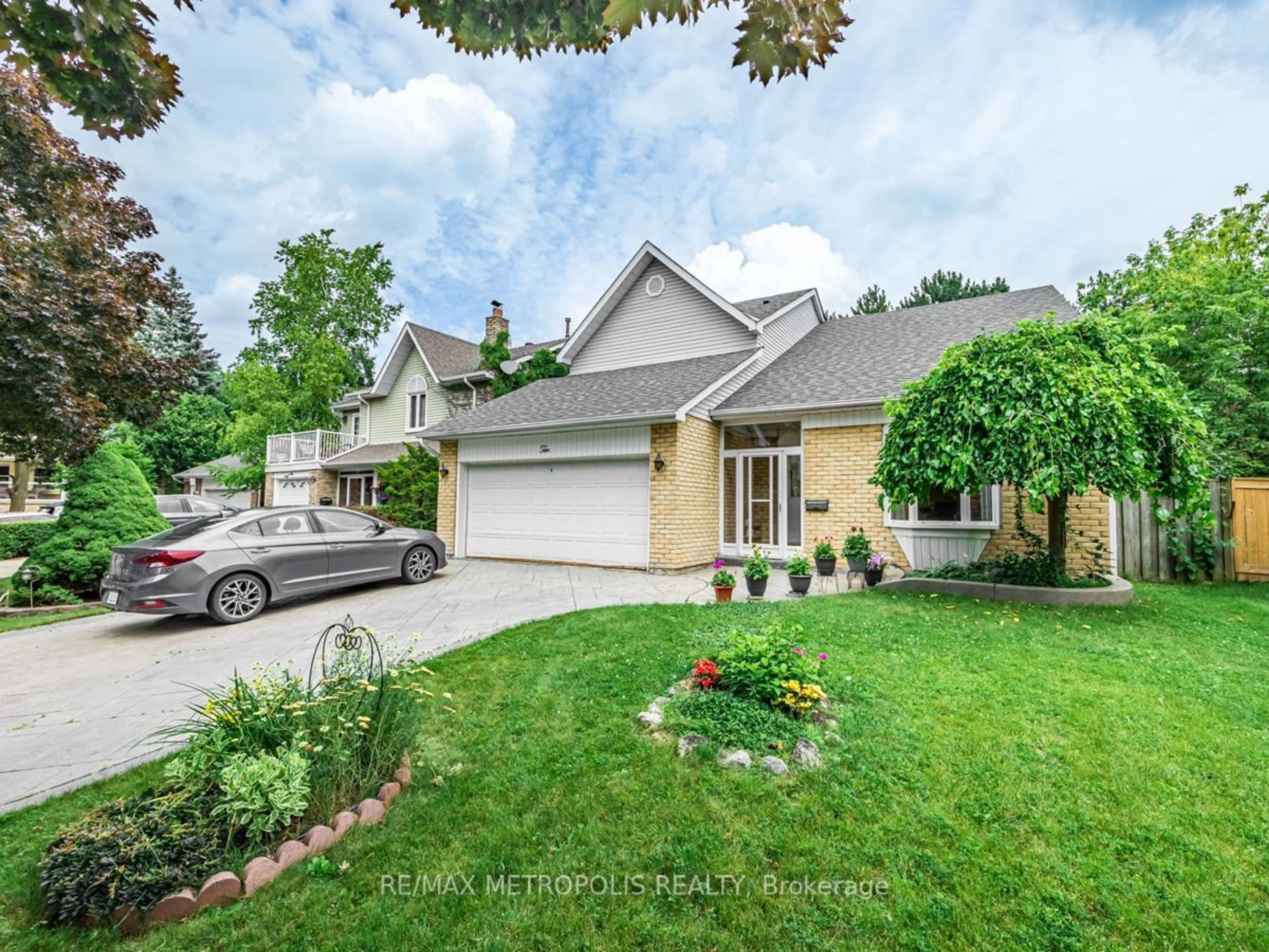 Frontside or backside of a home for 10 Rhine Crt, Brampton Ontario L6Z 1N9
