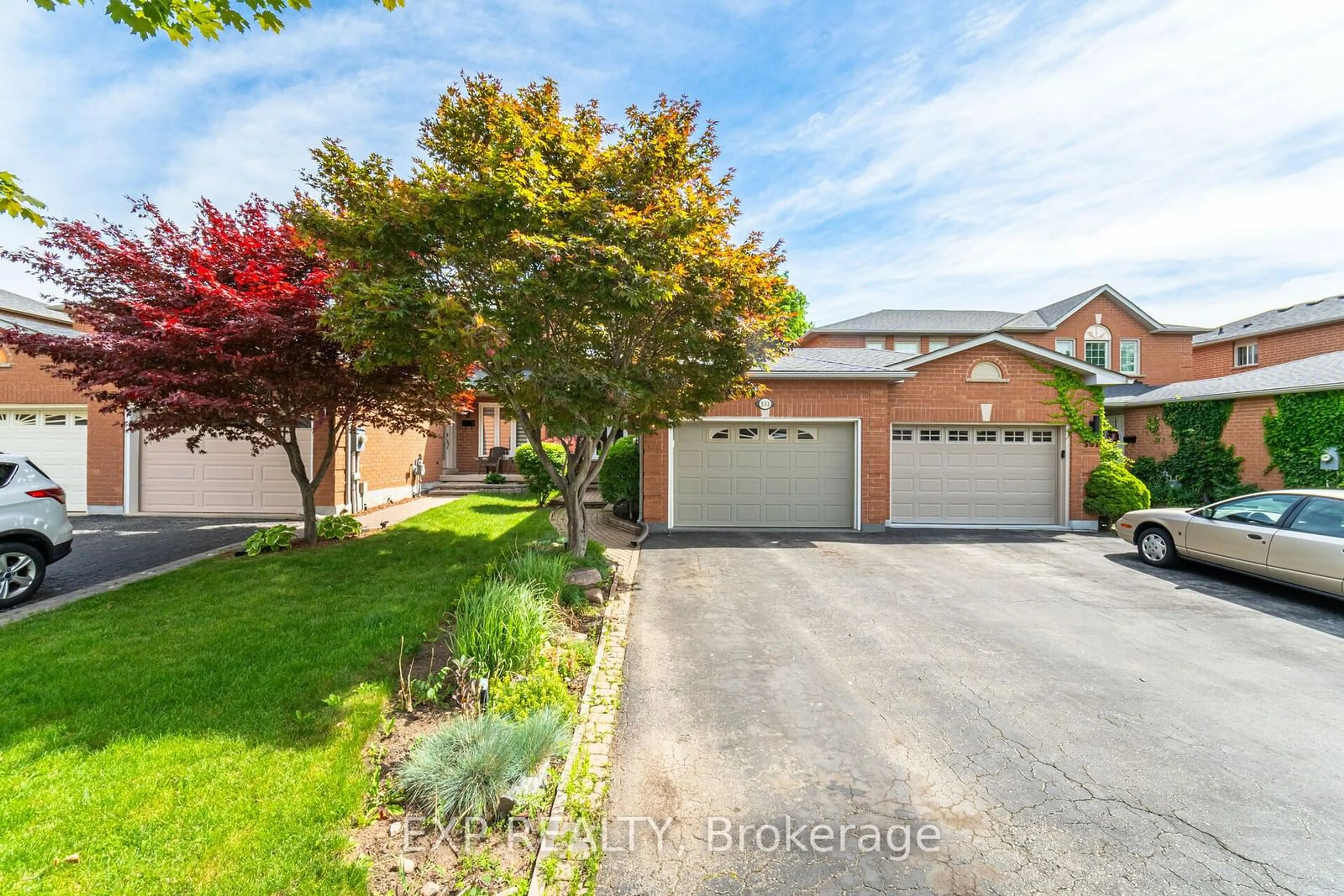 Frontside or backside of a home for 533 Eliza Cres, Burlington Ontario L7L 6J1