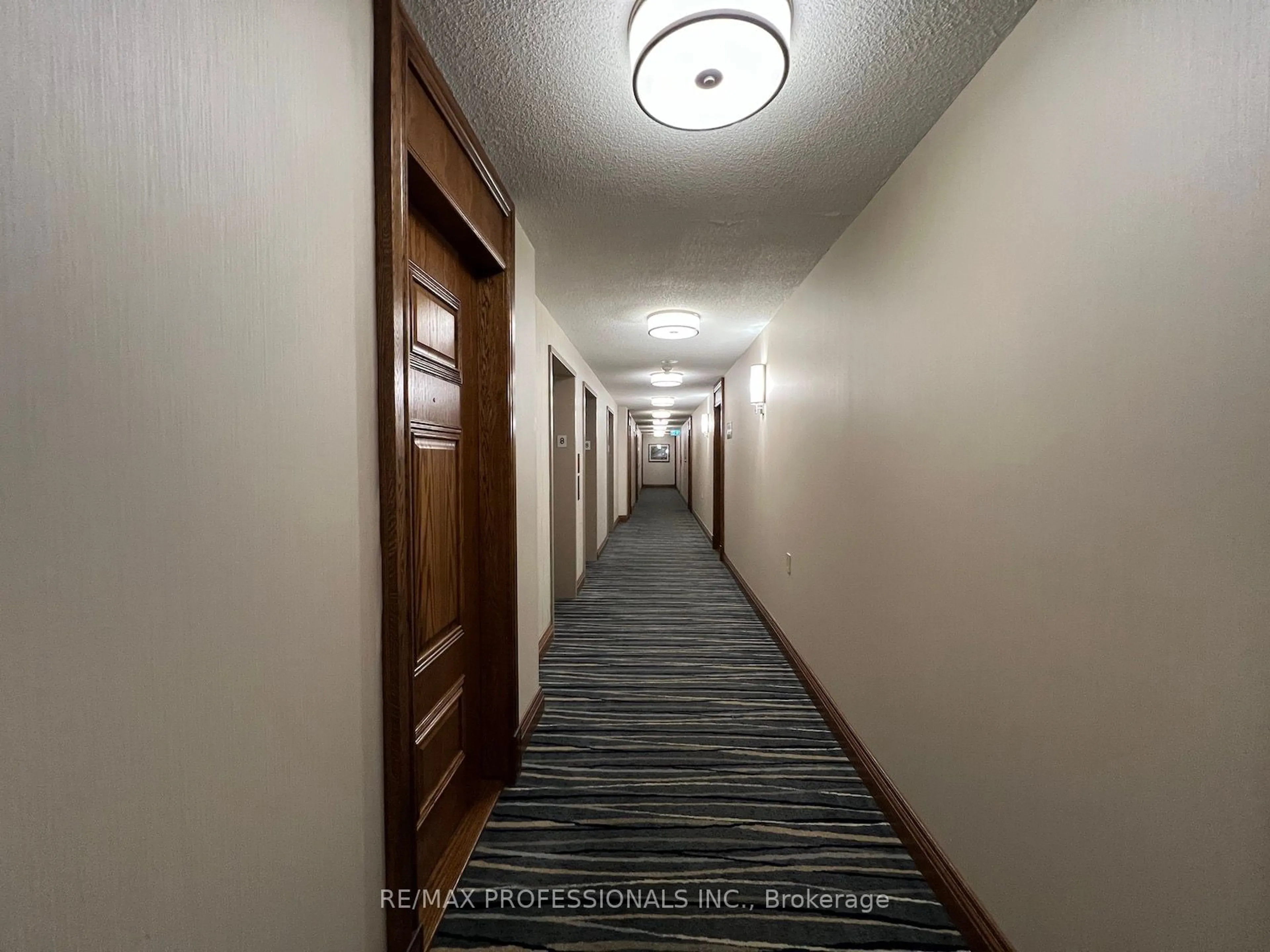 Indoor foyer for 4889 Kimbermount Ave #810, Mississauga Ontario L5M 7R9