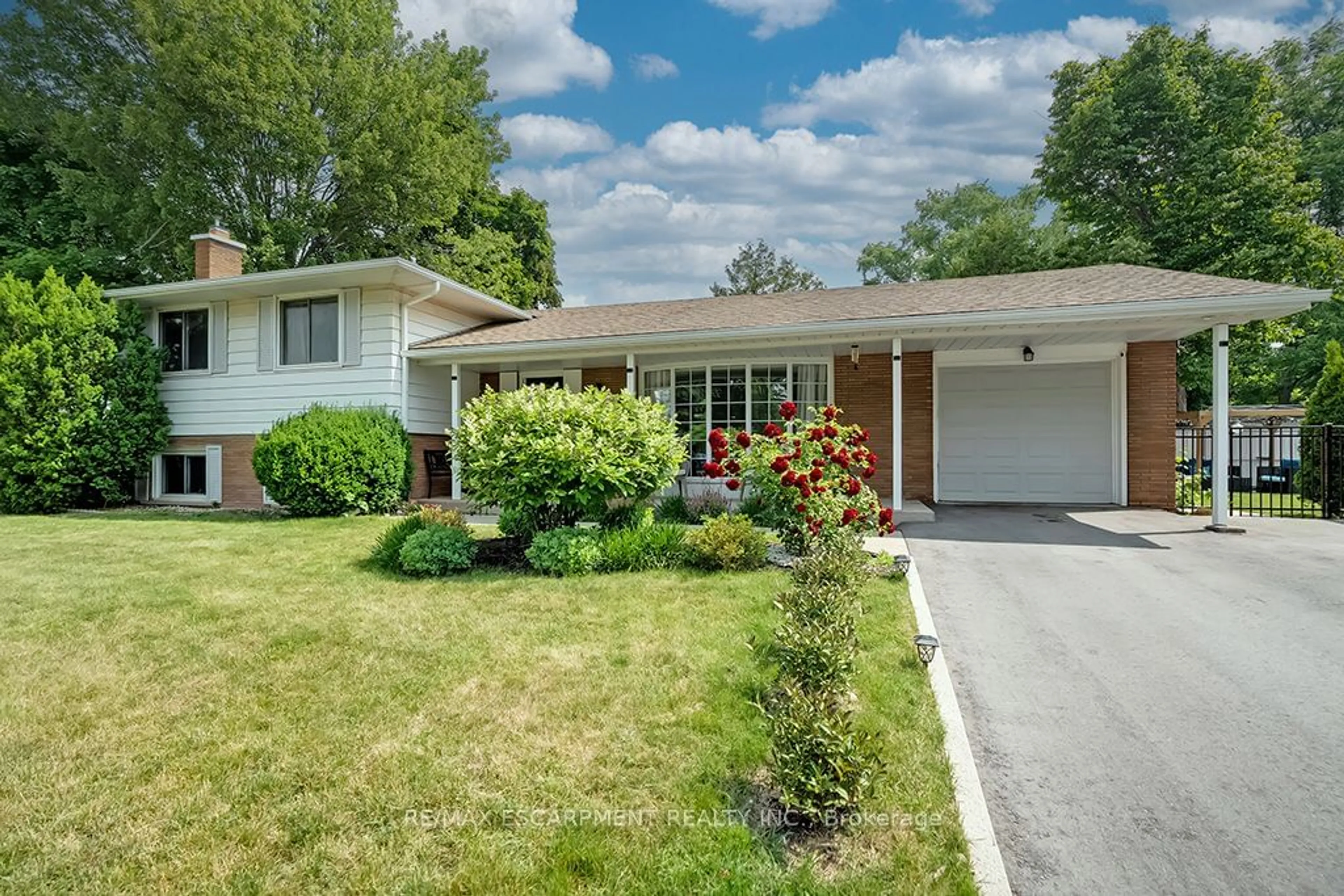 Frontside or backside of a home for 403 Tuck Dr, Burlington Ontario L7L 2R5