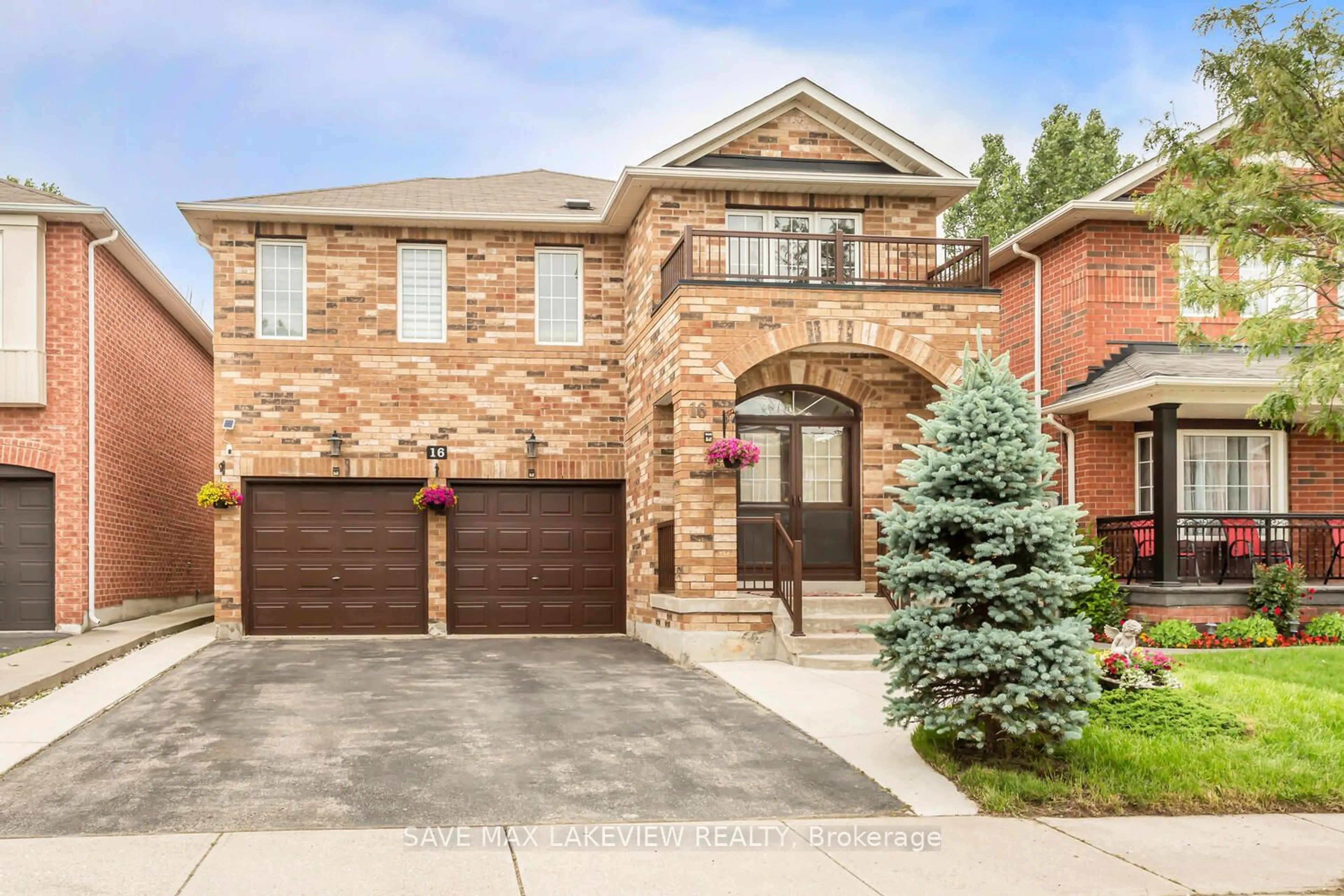 Home with brick exterior material for 16 Schooner Dr, Brampton Ontario L7A 3H3