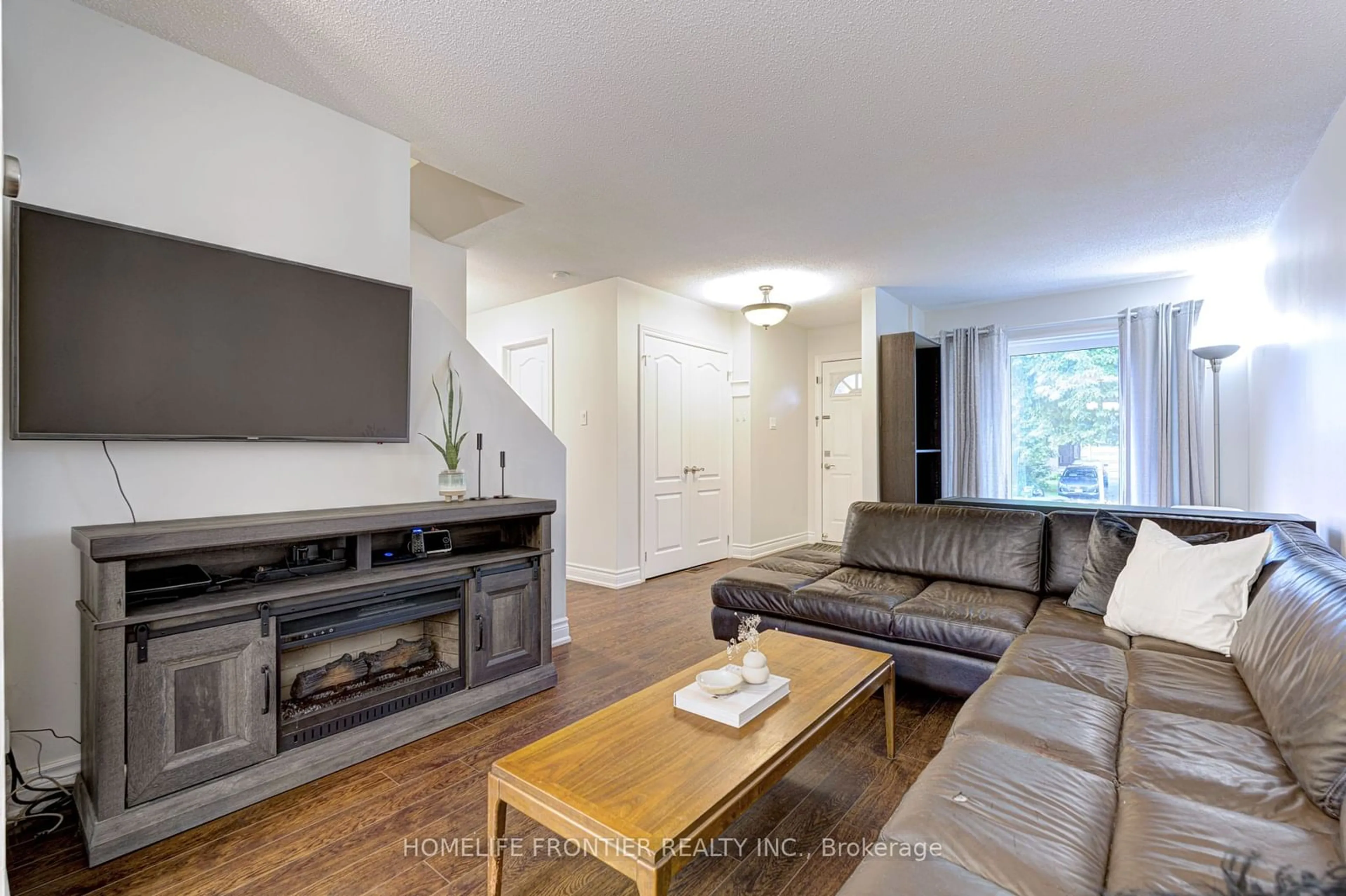 Living room for 358 Woodlawn Cres, Milton Ontario L9T 4T5