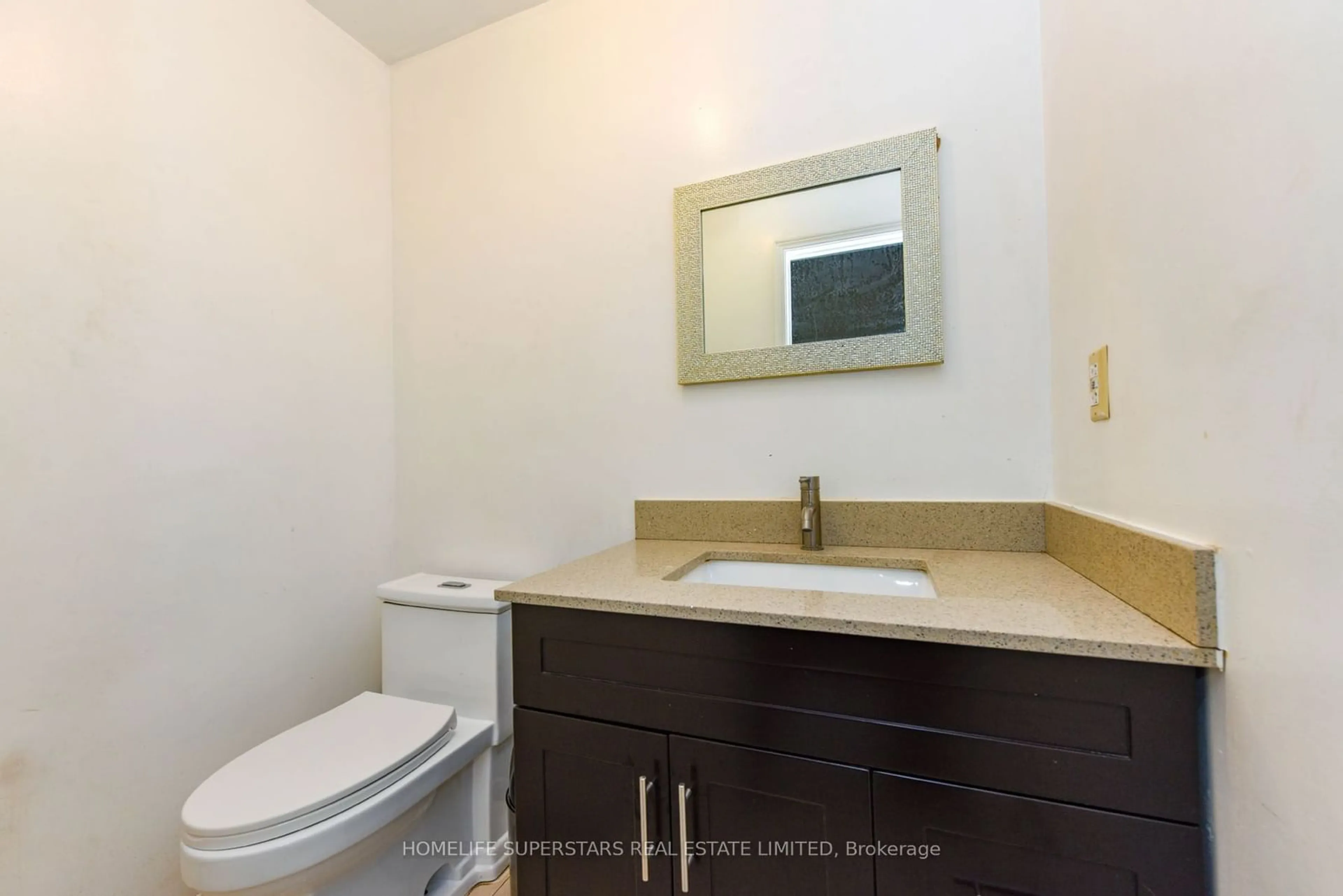 Standard bathroom for 3223 Valcourt Cres, Mississauga Ontario L5L 5J2