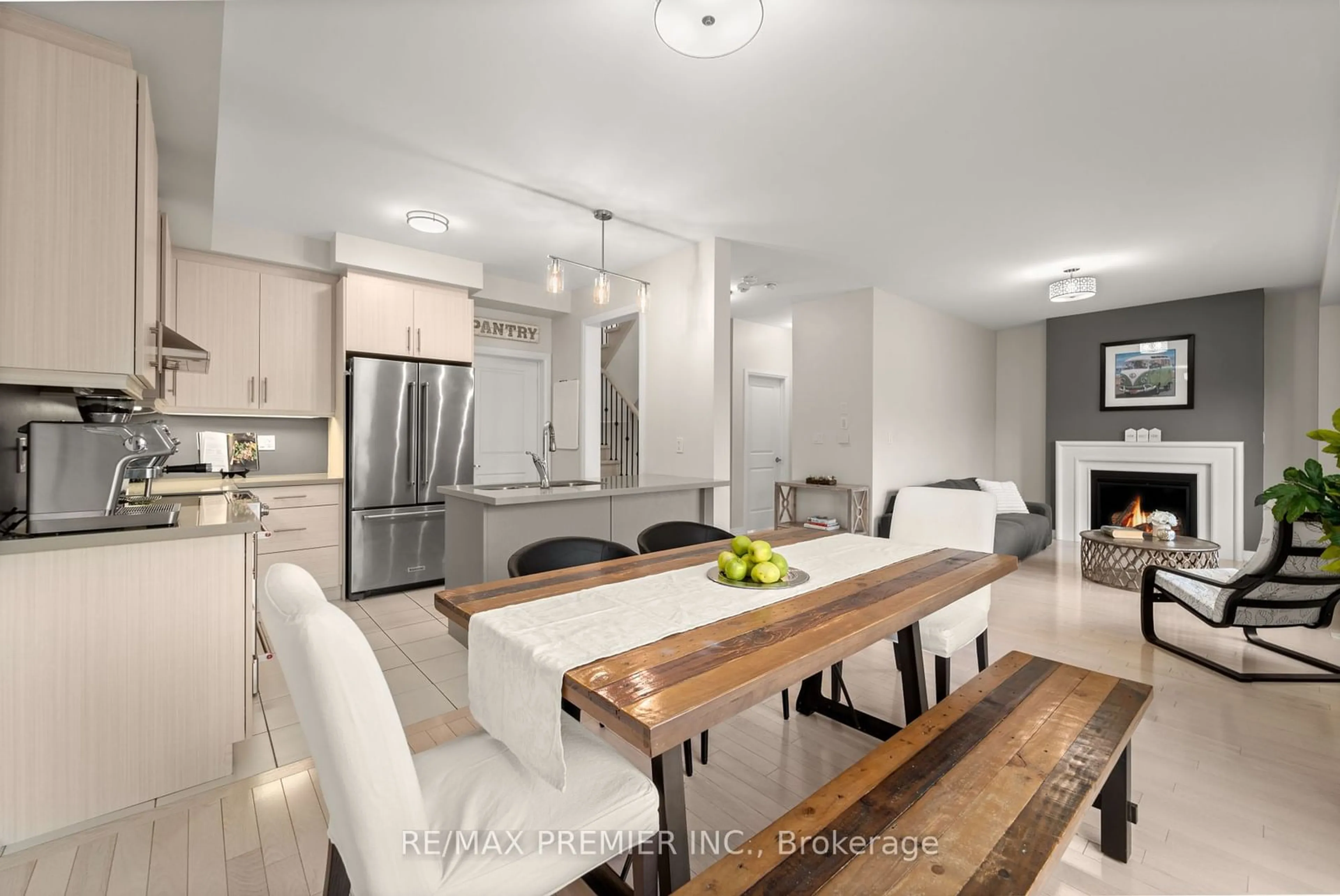 Contemporary kitchen for 29 Oliana Way, Brampton Ontario L6Y 6G8