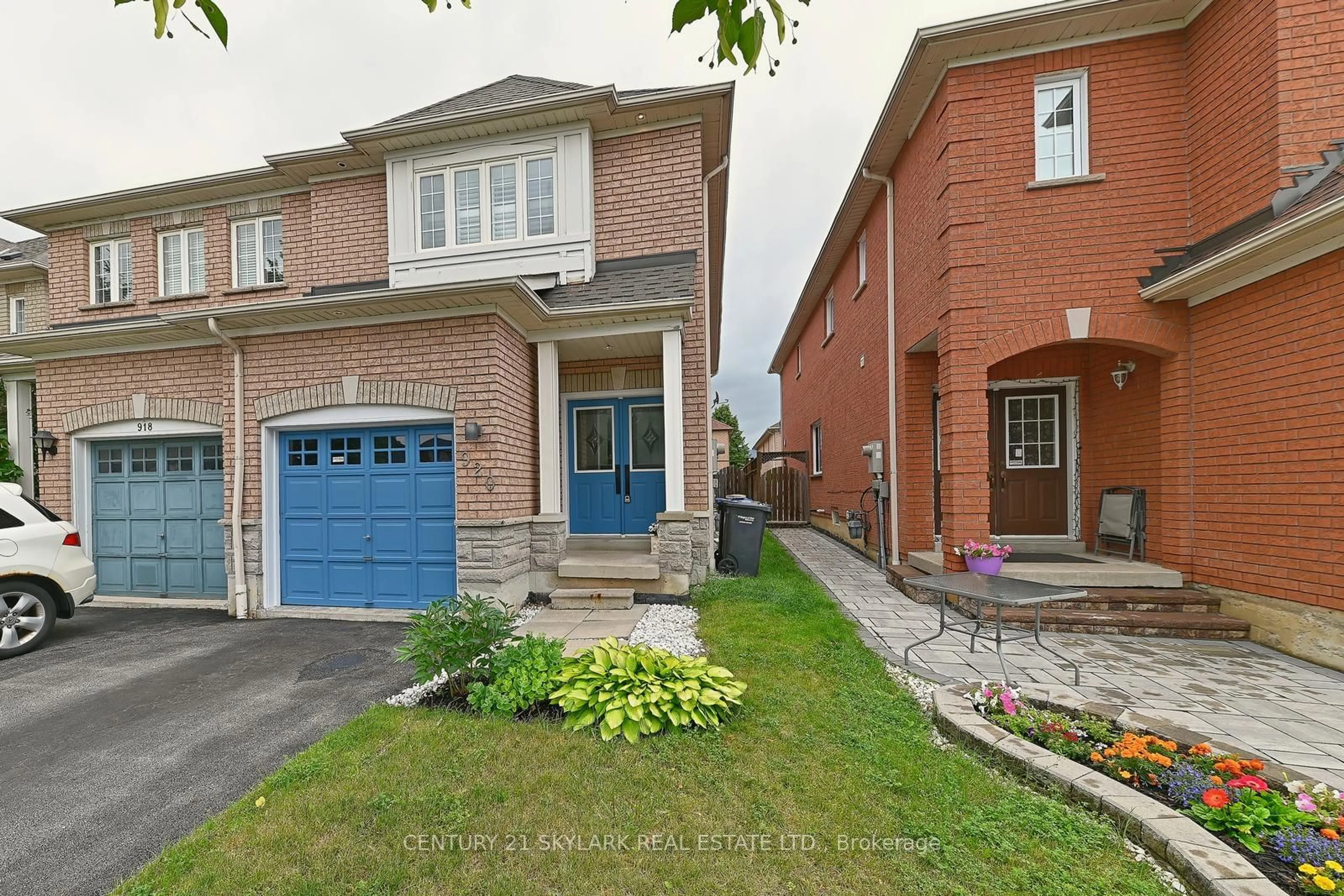 A pic from exterior of the house or condo for 920 FLUTE Way, Mississauga Ontario L5W 1R6