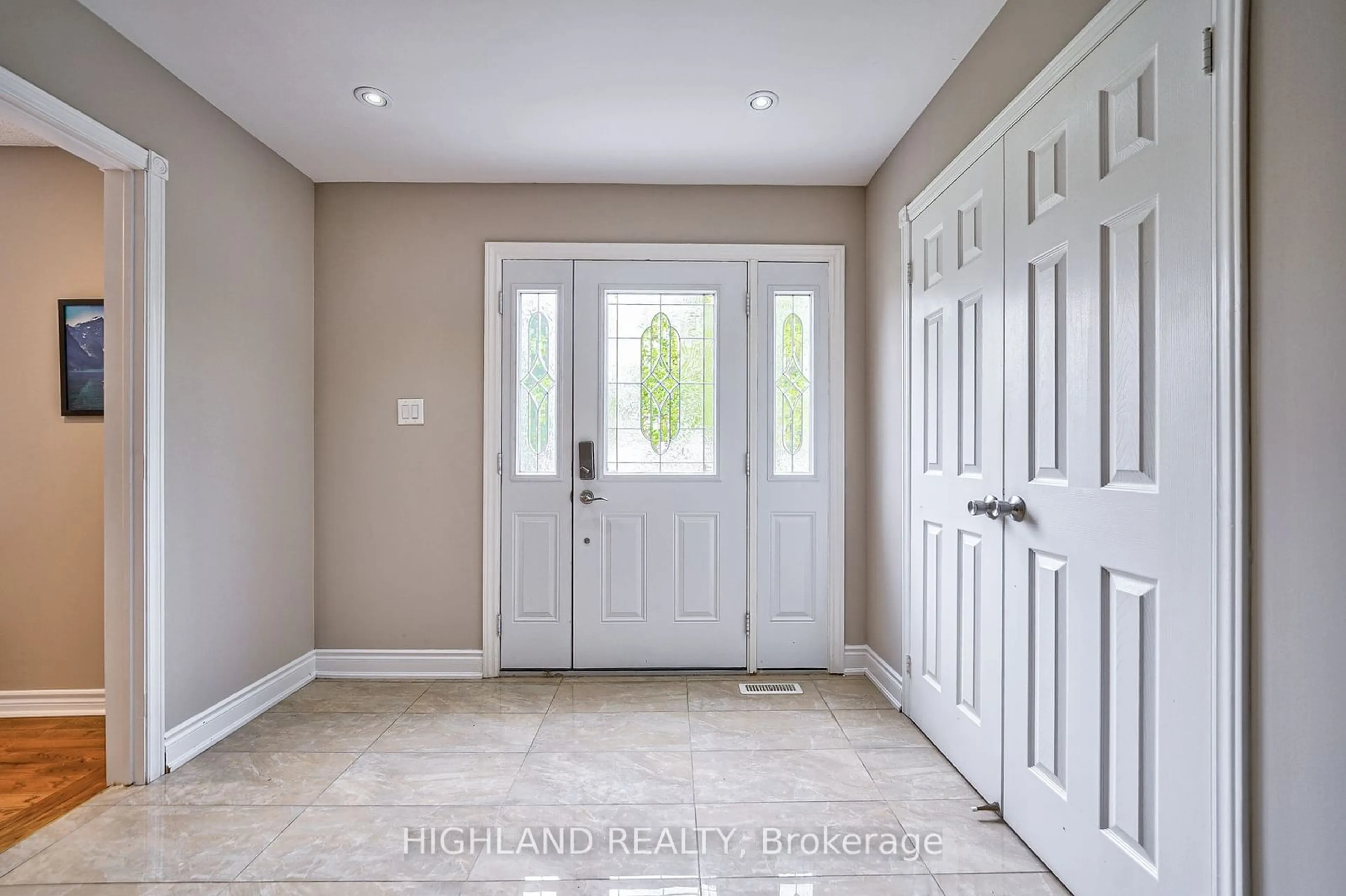 Indoor entryway for 4805 Crystal Rose Dr, Mississauga Ontario L5V 1H2