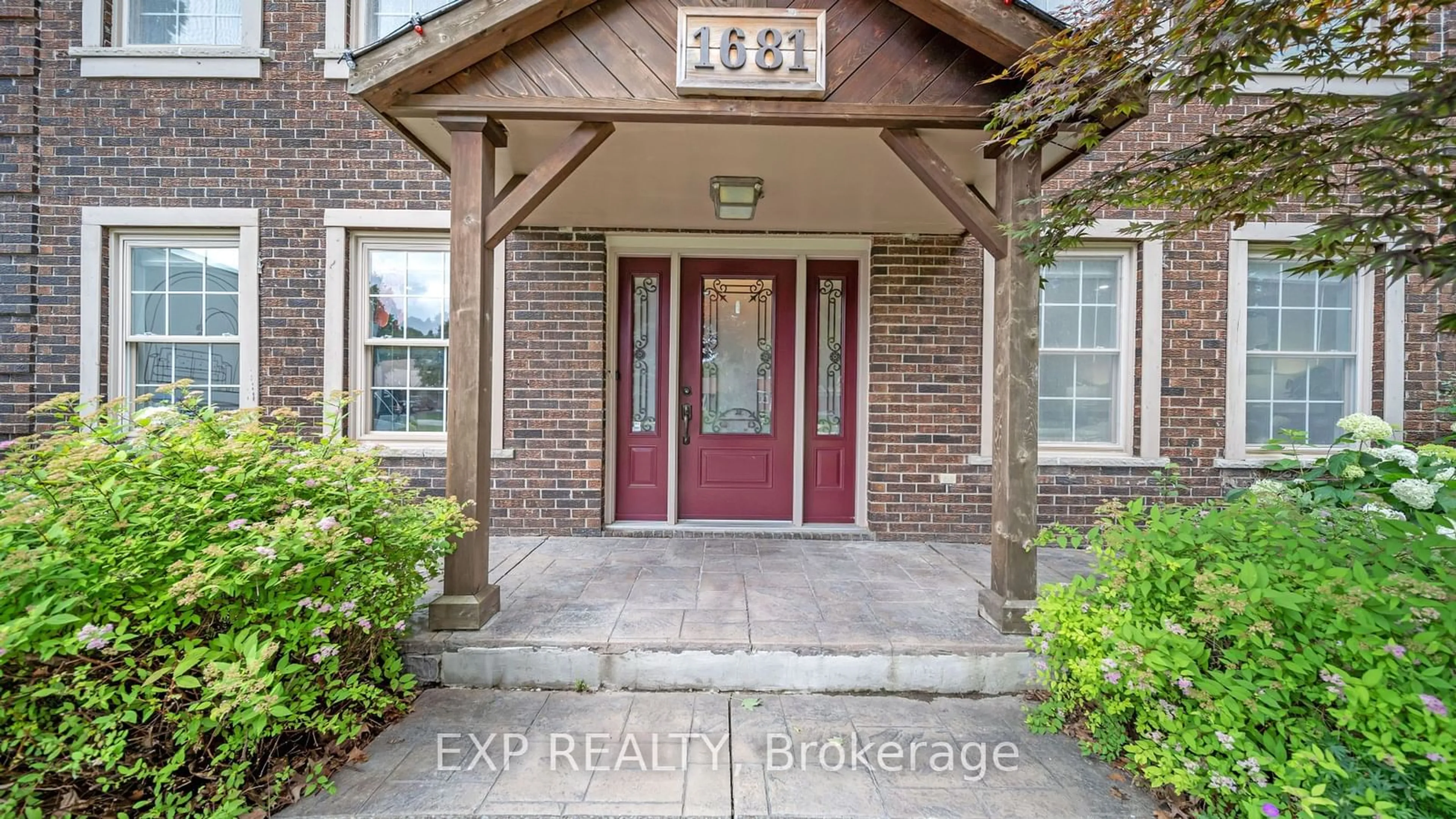 Indoor entryway, wood floors for 1681 Vaughan Dr, Caledon Ontario L7K 1C4