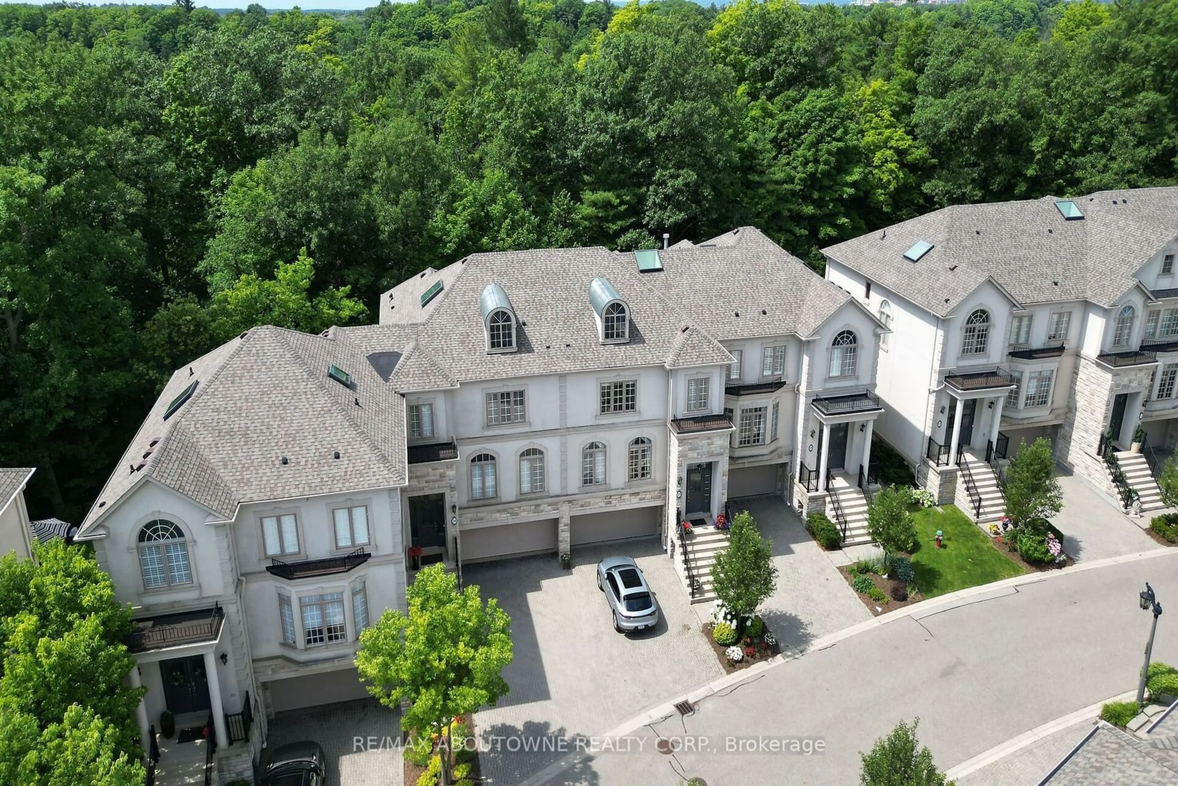 A pic from exterior of the house or condo for 2400 Neyagawa Blvd #15, Oakville Ontario L6H 7P5