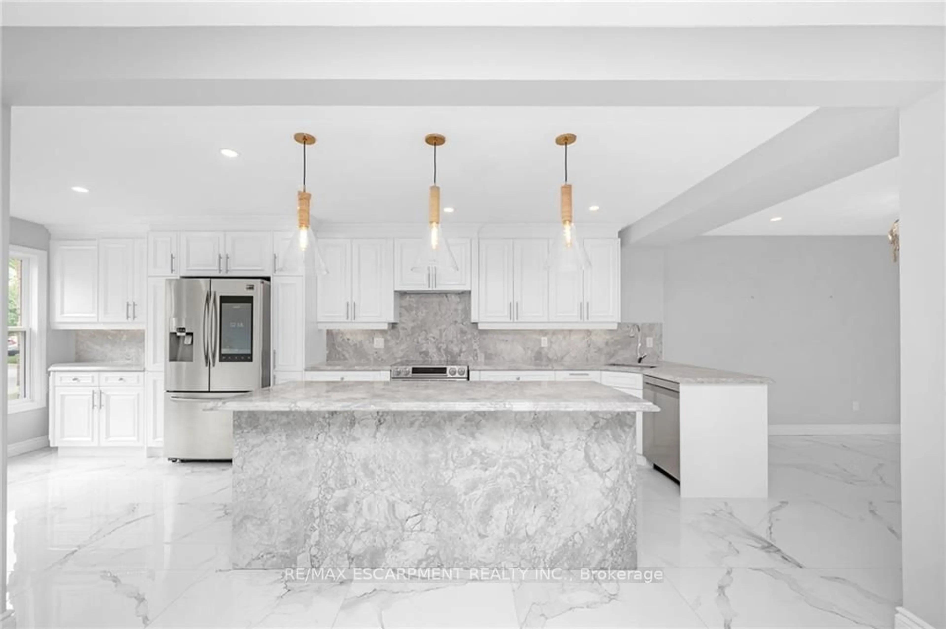 Contemporary kitchen for 5255 Lakeshore Rd #10, Burlington Ontario L7L 5X6