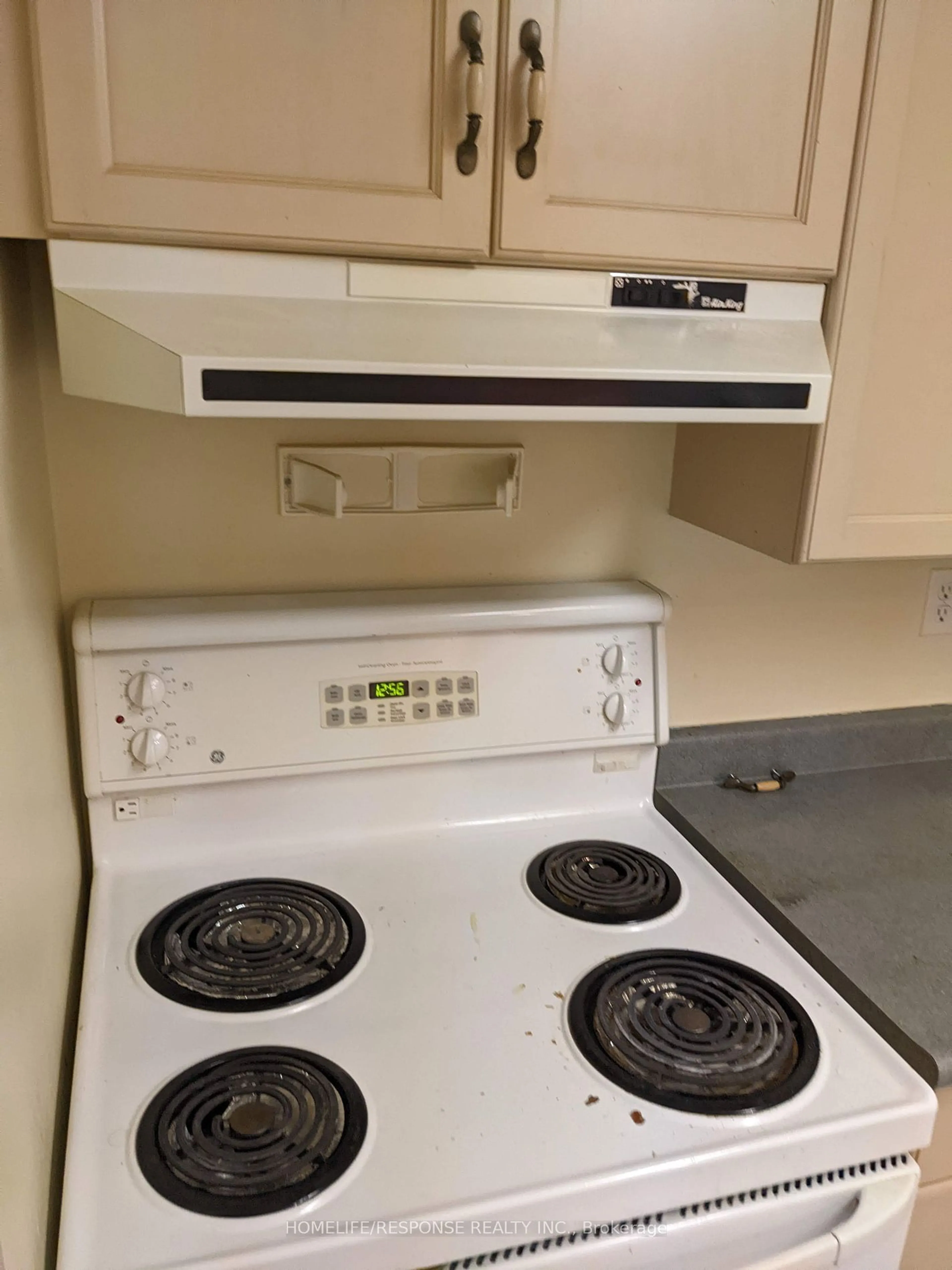 Standard kitchen for 32 TANNERY St #307, Mississauga Ontario L5M 6T6