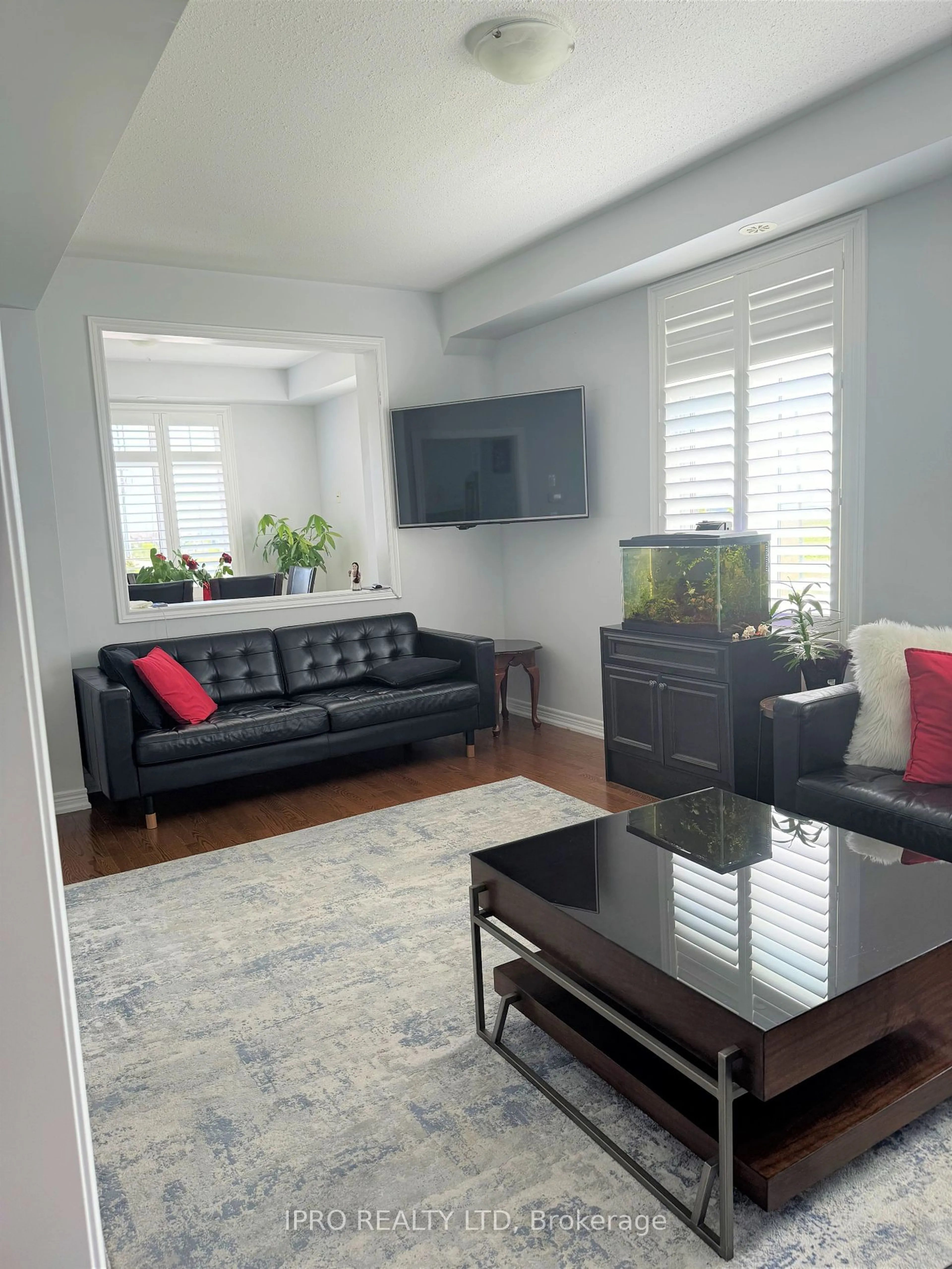 Living room for 101 Inspire Blvd, Brampton Ontario L6R 0B3