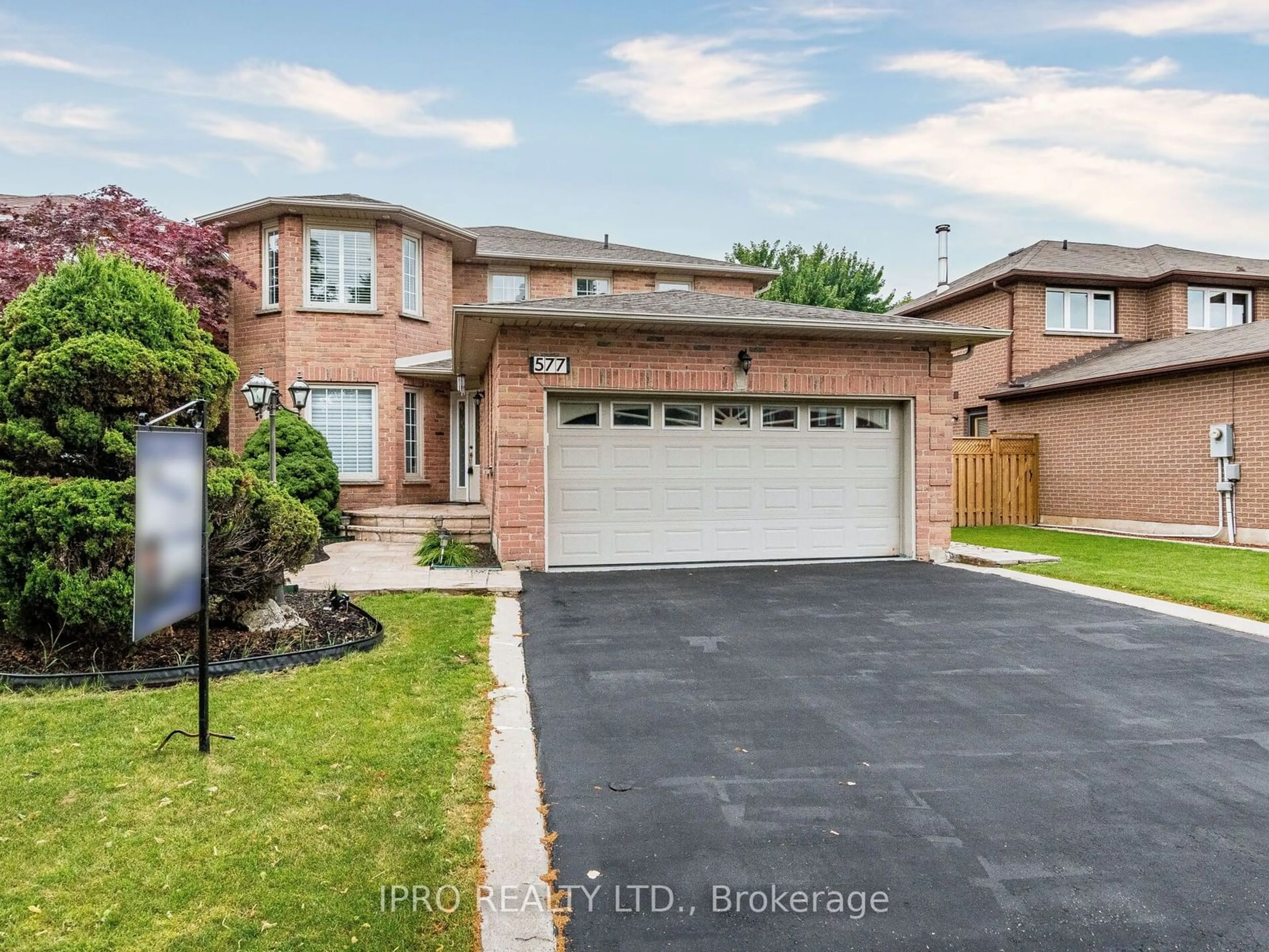 Frontside or backside of a home for 577 Yorkminster Cres, Mississauga Ontario L5R 2A1