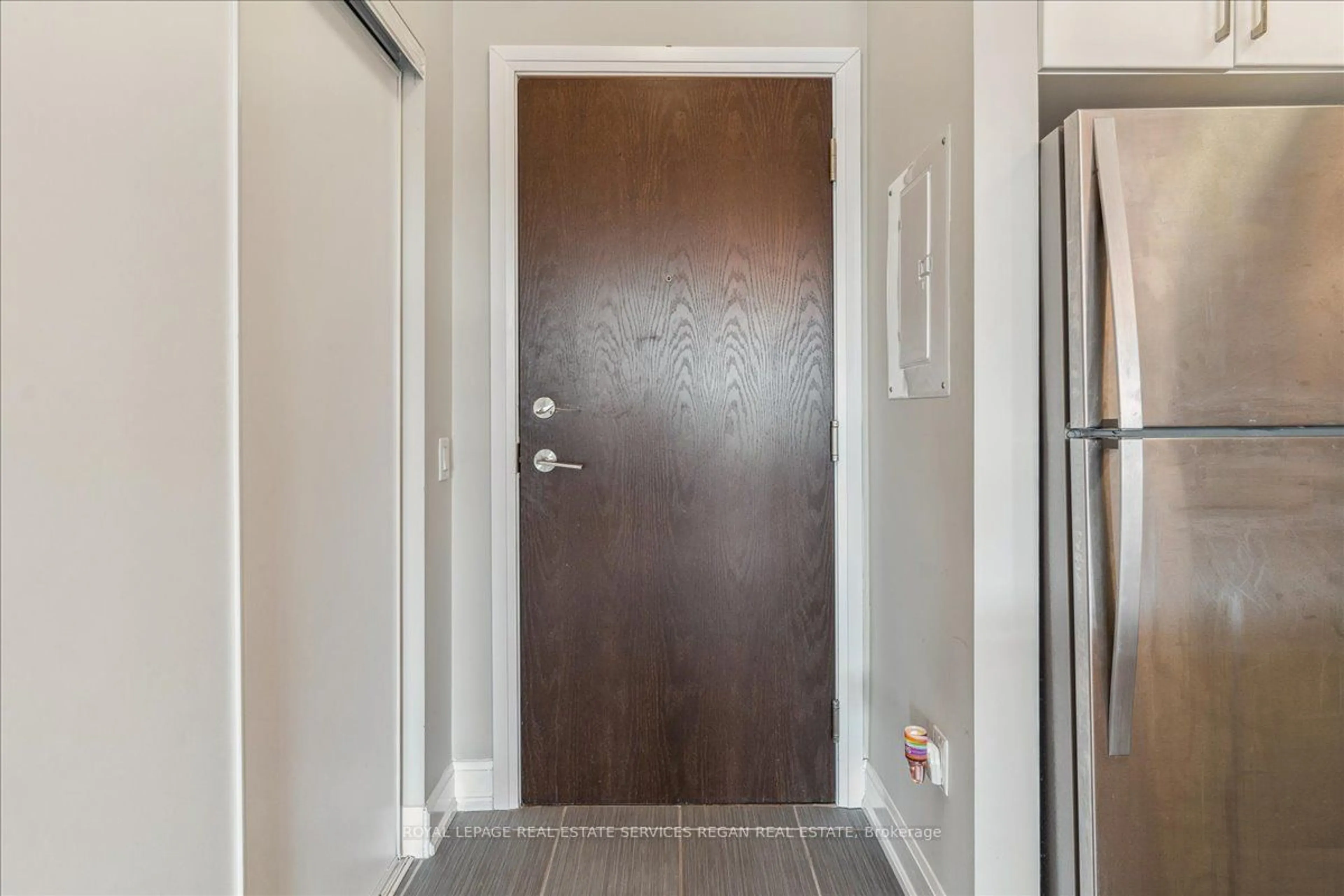 Indoor entryway for 216 Oak Park Blvd #302, Oakville Ontario L6H 7S8