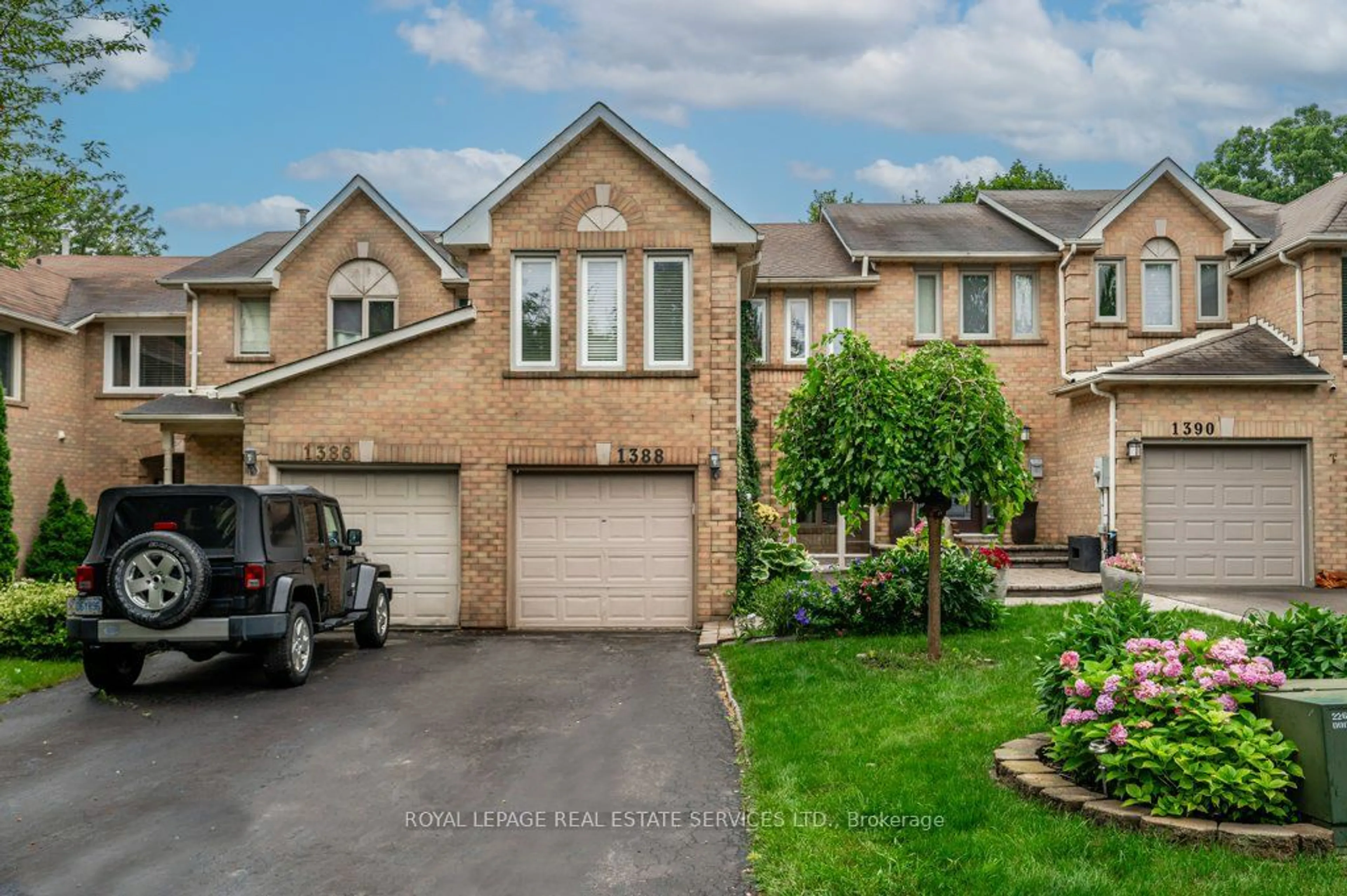 A pic from exterior of the house or condo for 1388 Stonecutter Dr, Oakville Ontario L6M 3C3