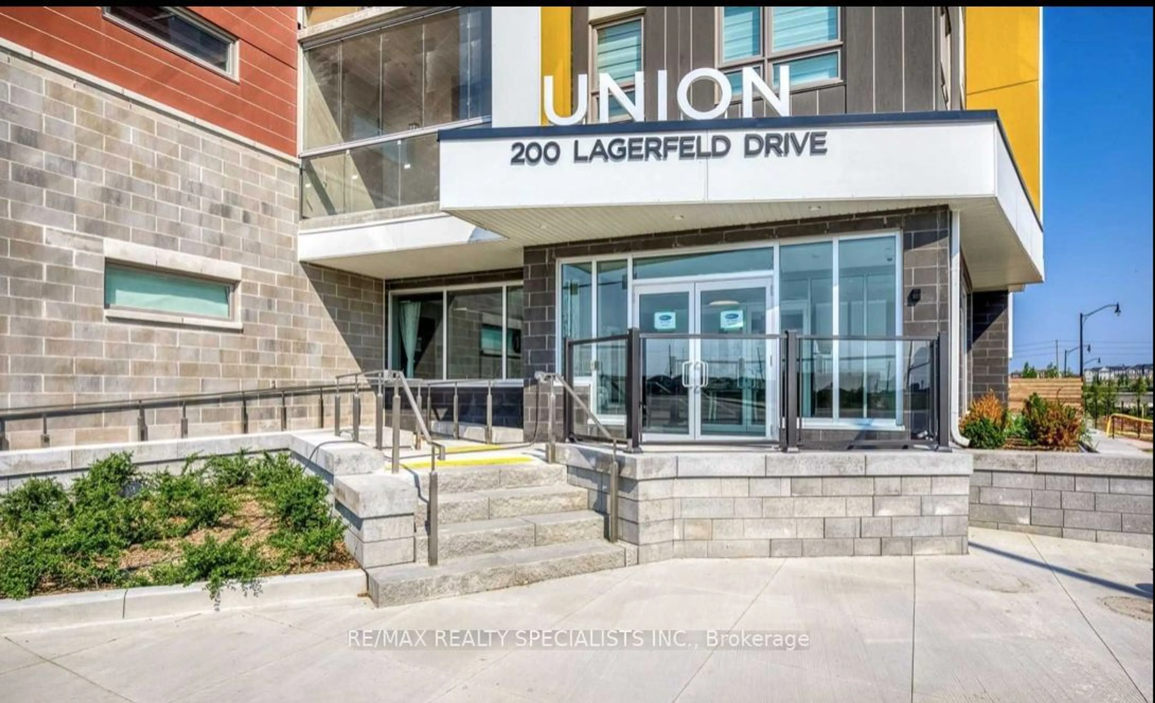 Indoor foyer for 200 LAGERFELD Dr #109, Brampton Ontario L7A 5G5