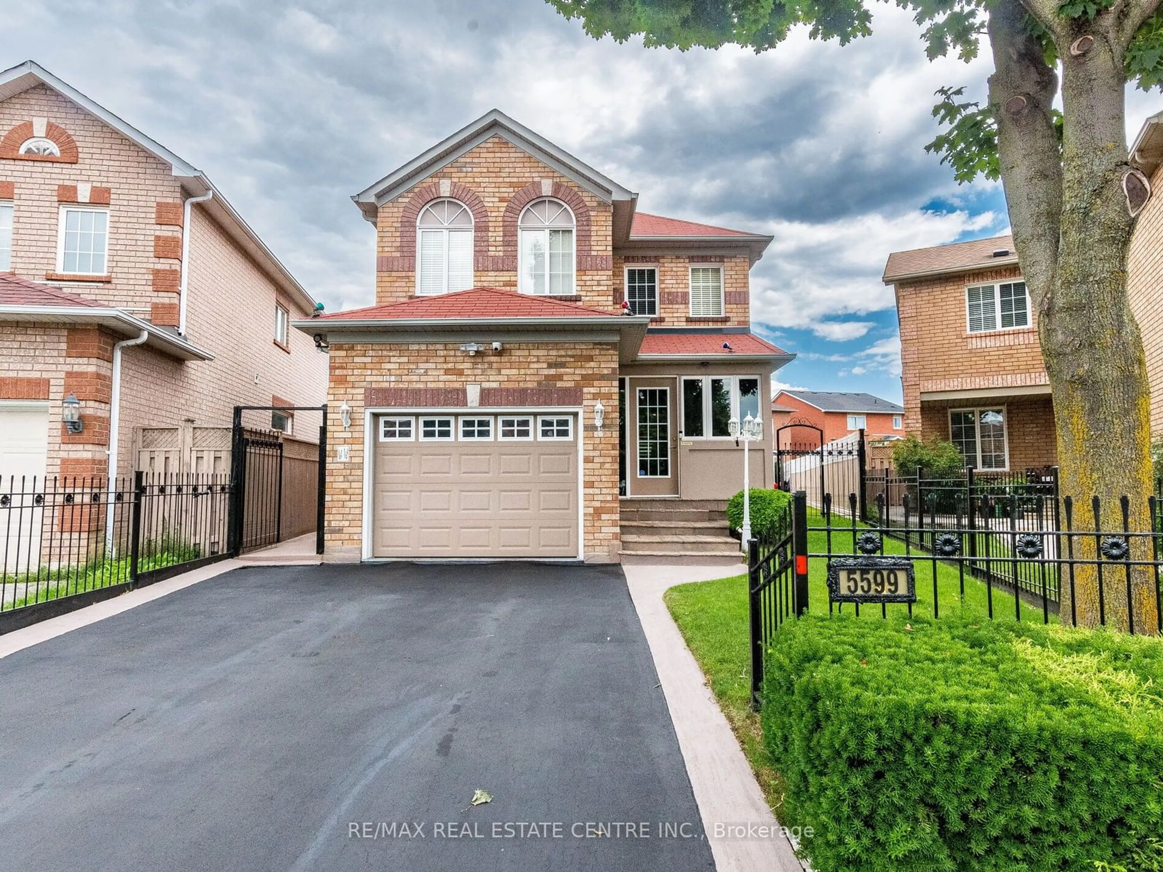 Home with brick exterior material for 5599 Brenchley Ave, Mississauga Ontario L5V 2H3