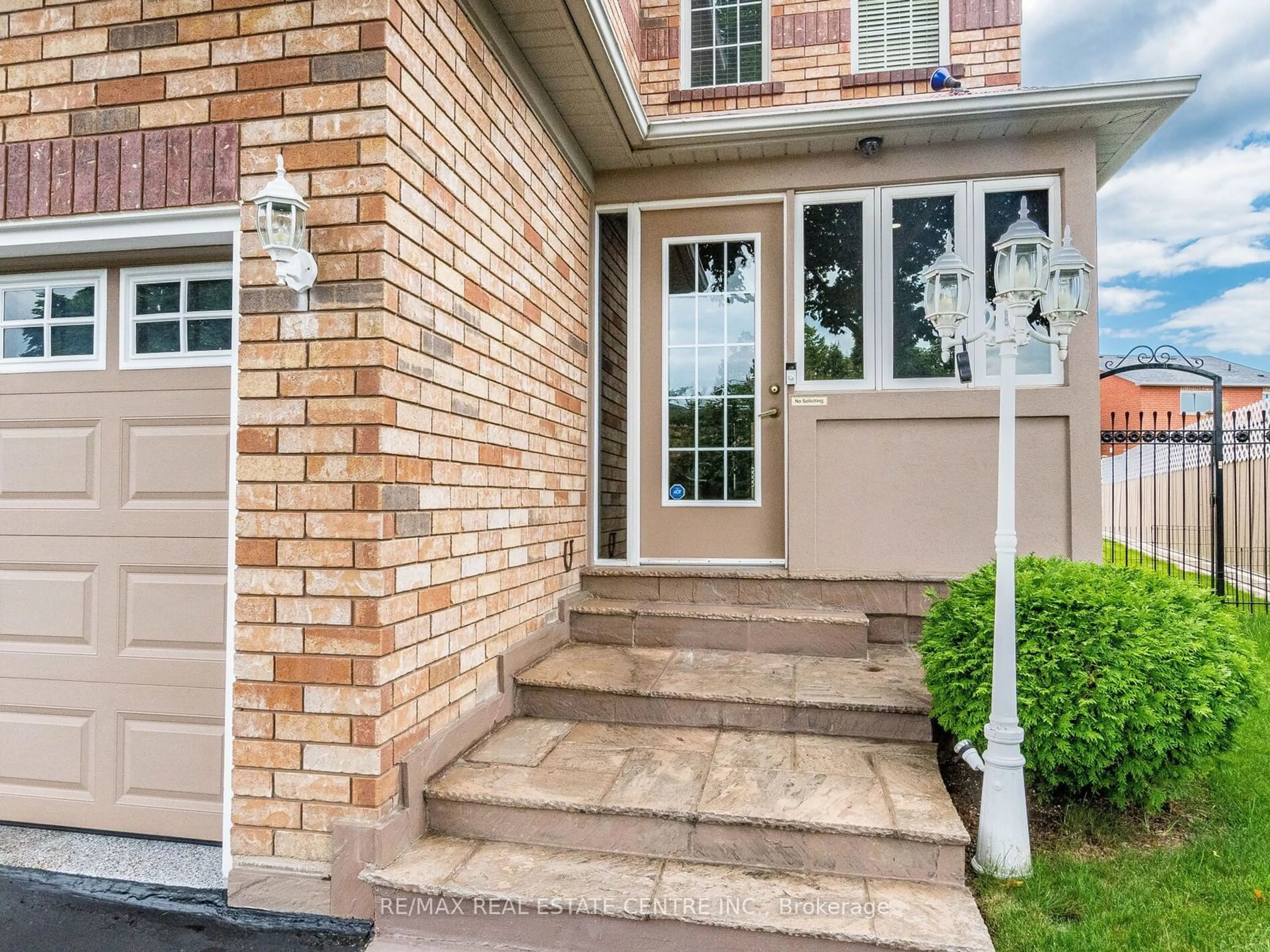 Home with brick exterior material for 5599 Brenchley Ave, Mississauga Ontario L5V 2H3