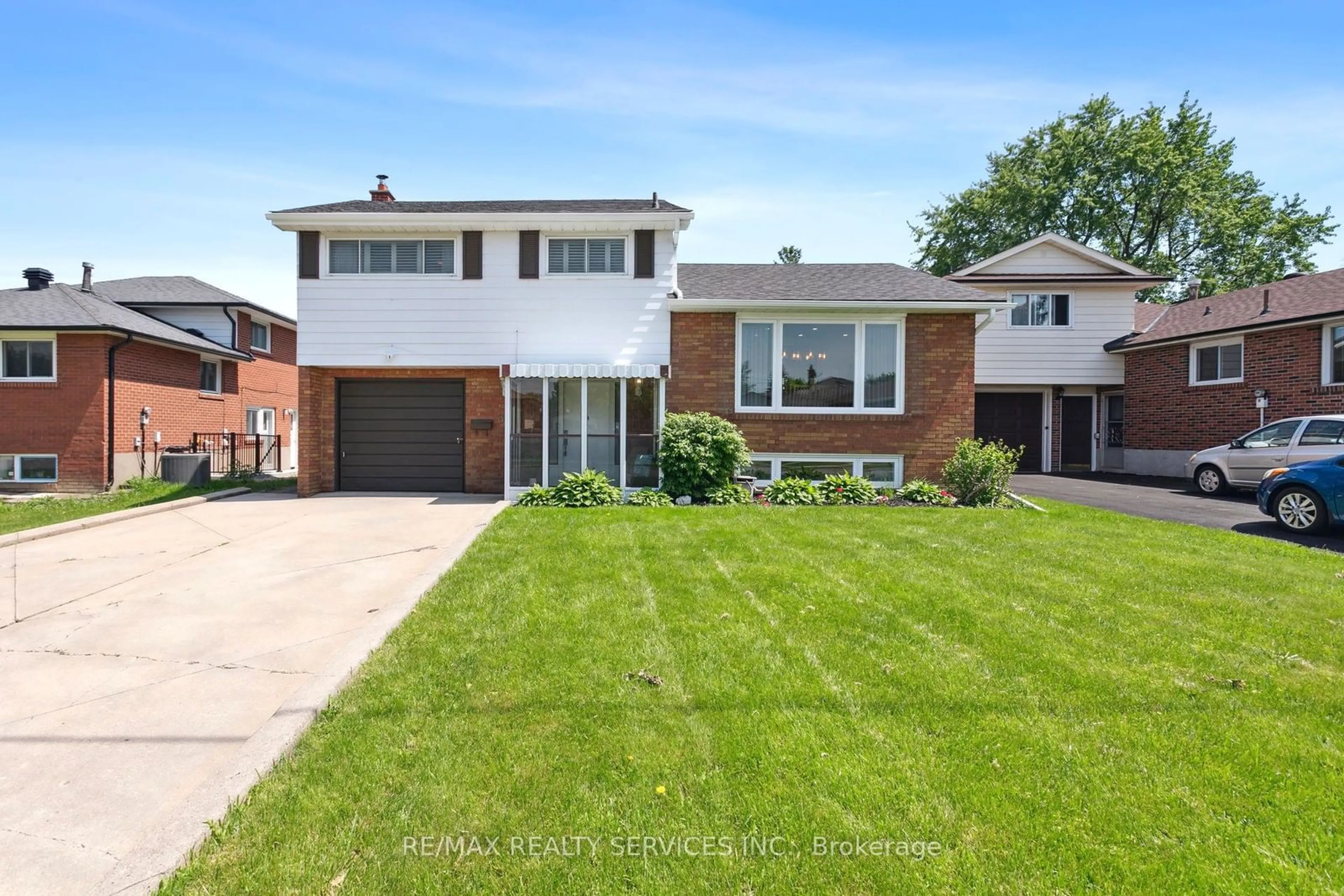 Frontside or backside of a home for 39 Jersey Ave, Brampton Ontario L6W 1L5