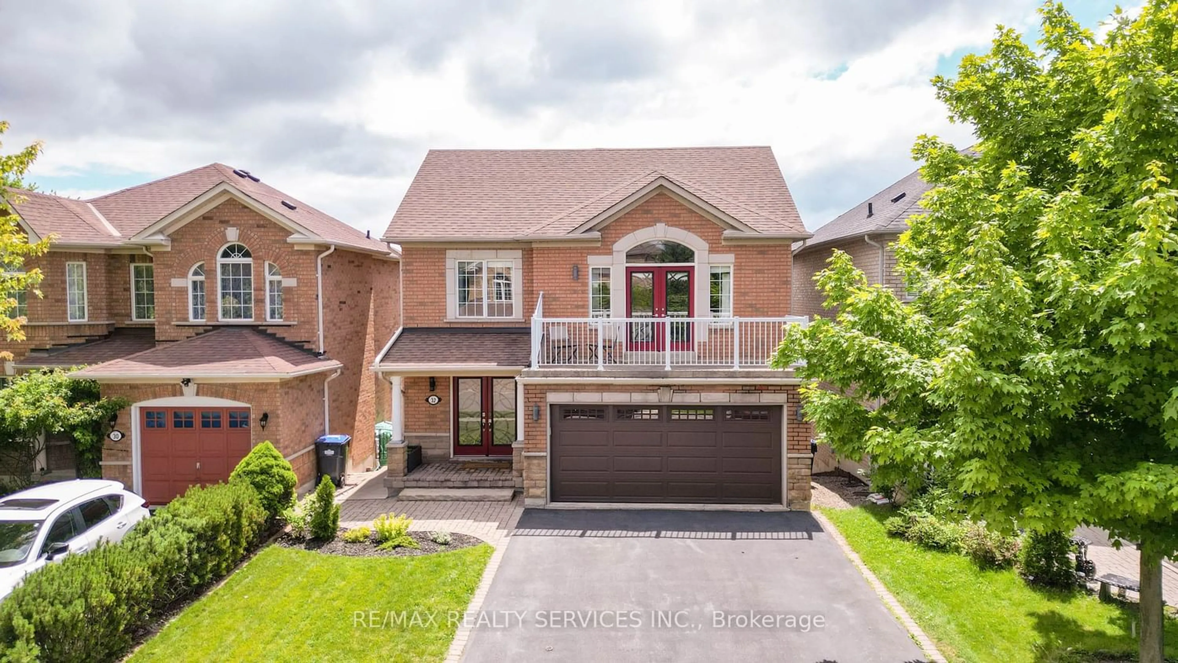 Home with brick exterior material for 32 Dells Cres, Brampton Ontario L7A 2K4