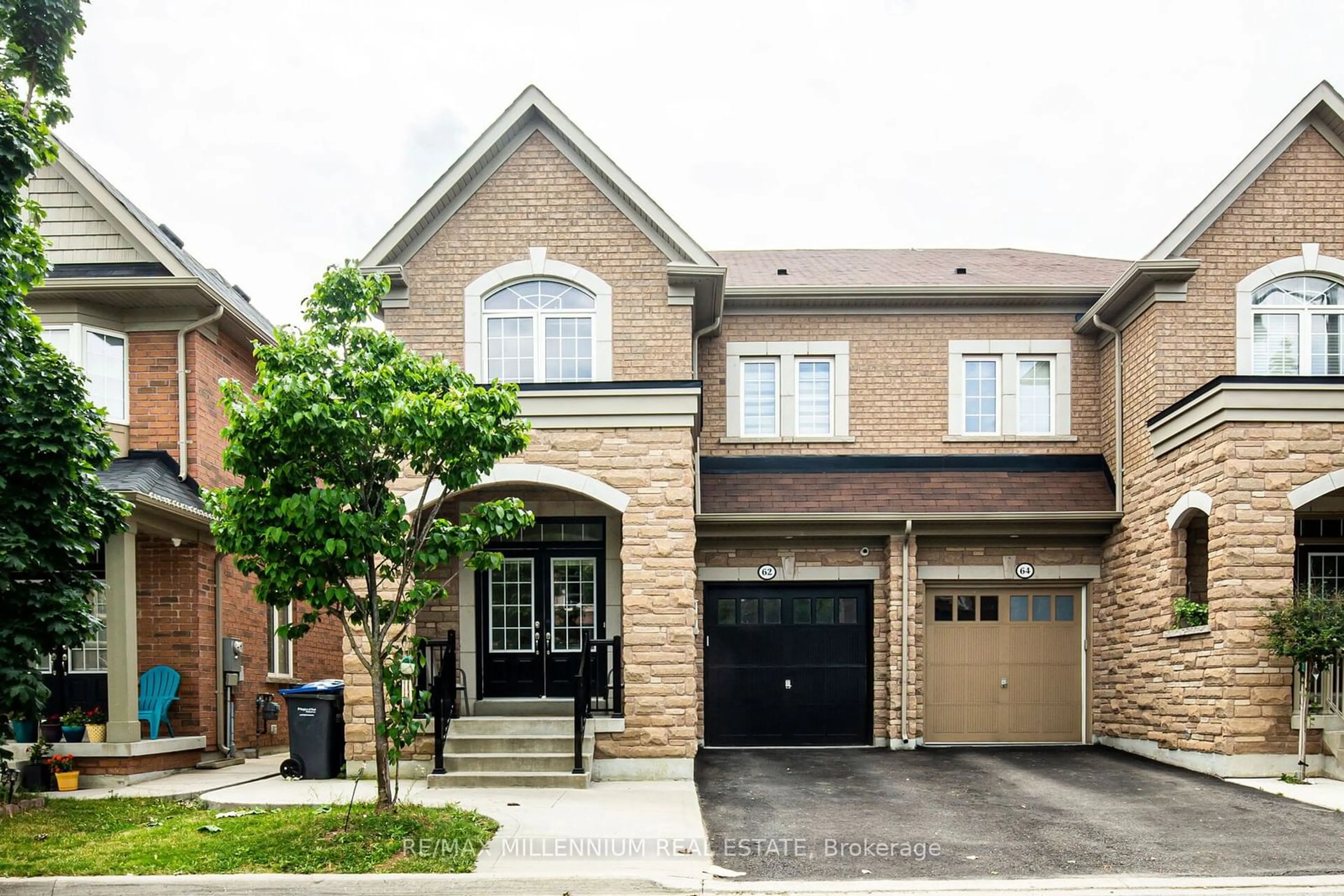 Home with brick exterior material for 62 Loftsmoor Dr, Brampton Ontario L6R 0W2